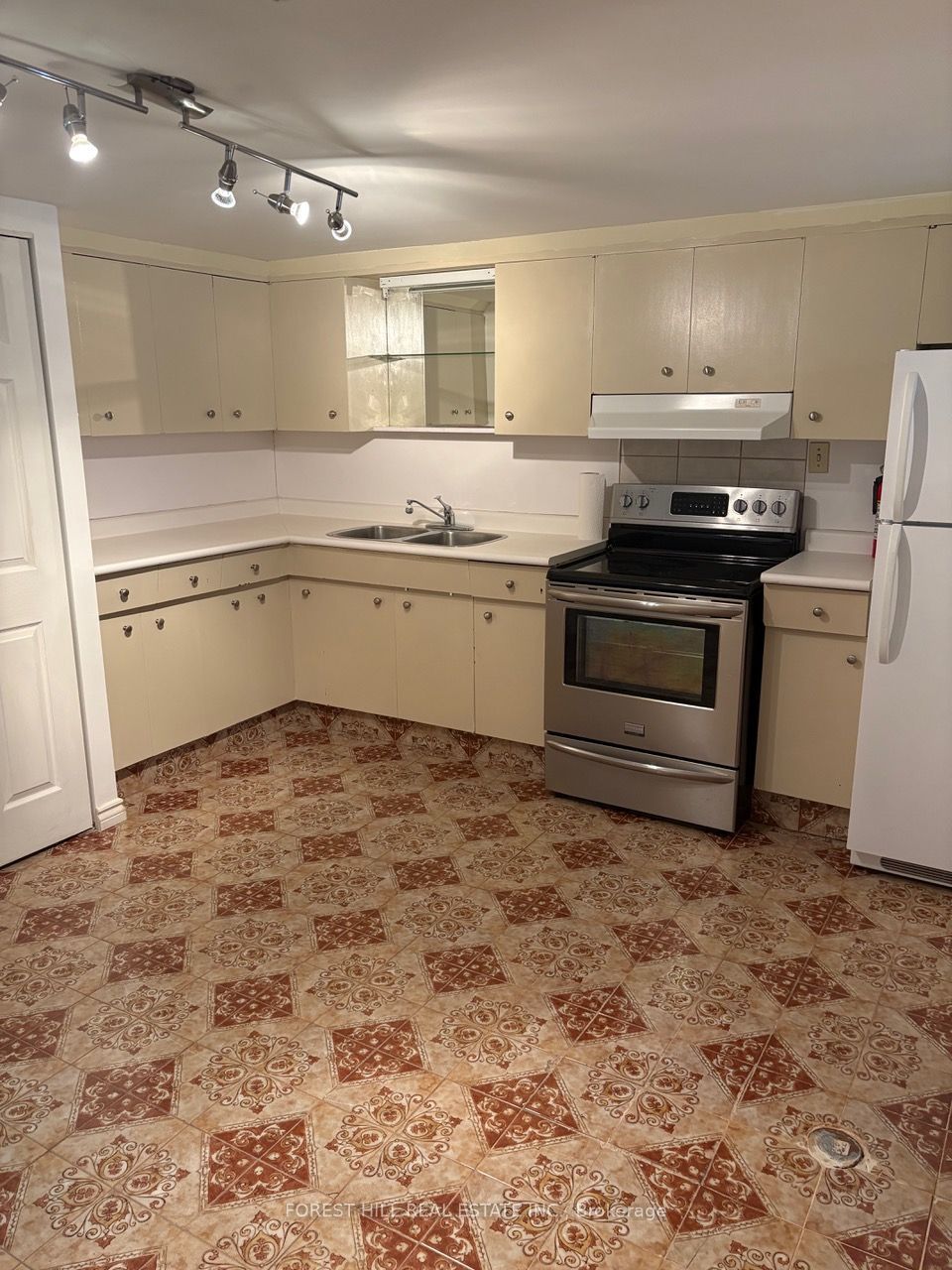 35 McAdam Avenue Lower, Toronto, ON M6A 1S5 photo 4