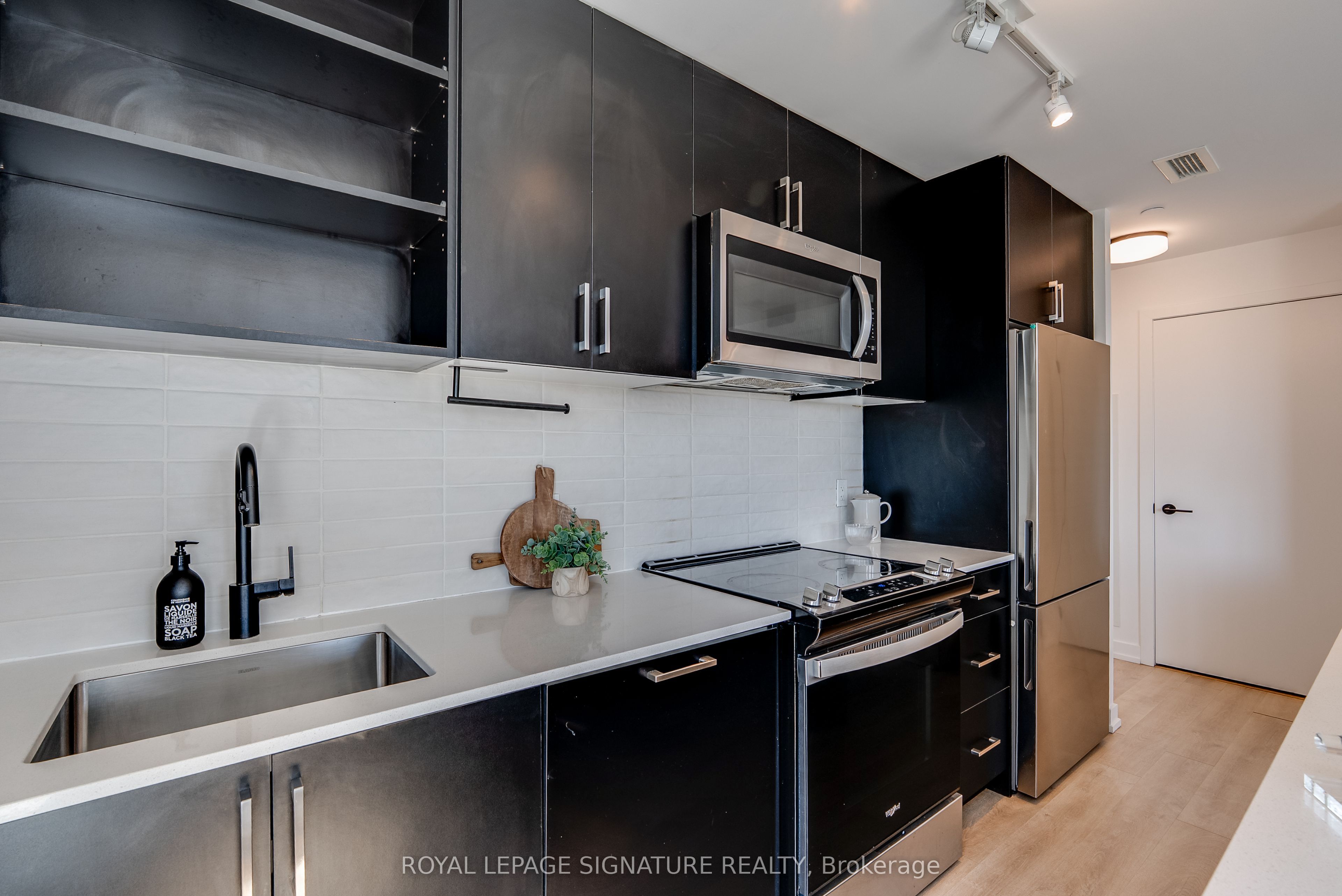 2300 St. Clair Avenue W 517, Toronto, ON M6N 1K8 photo 4