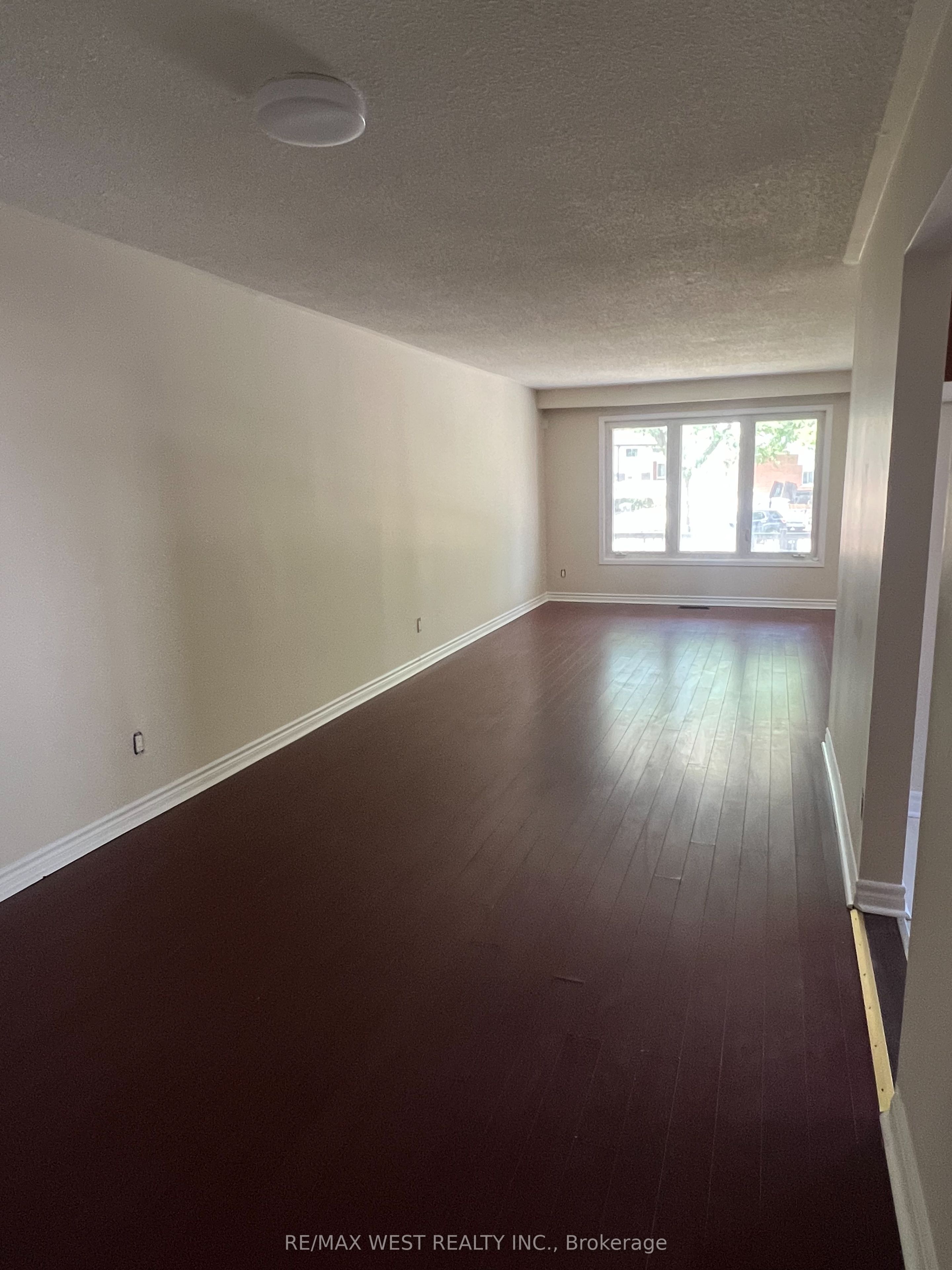 6947 Chigwel Court Upper, Mississauga, ON L4T 1N3 photo 3