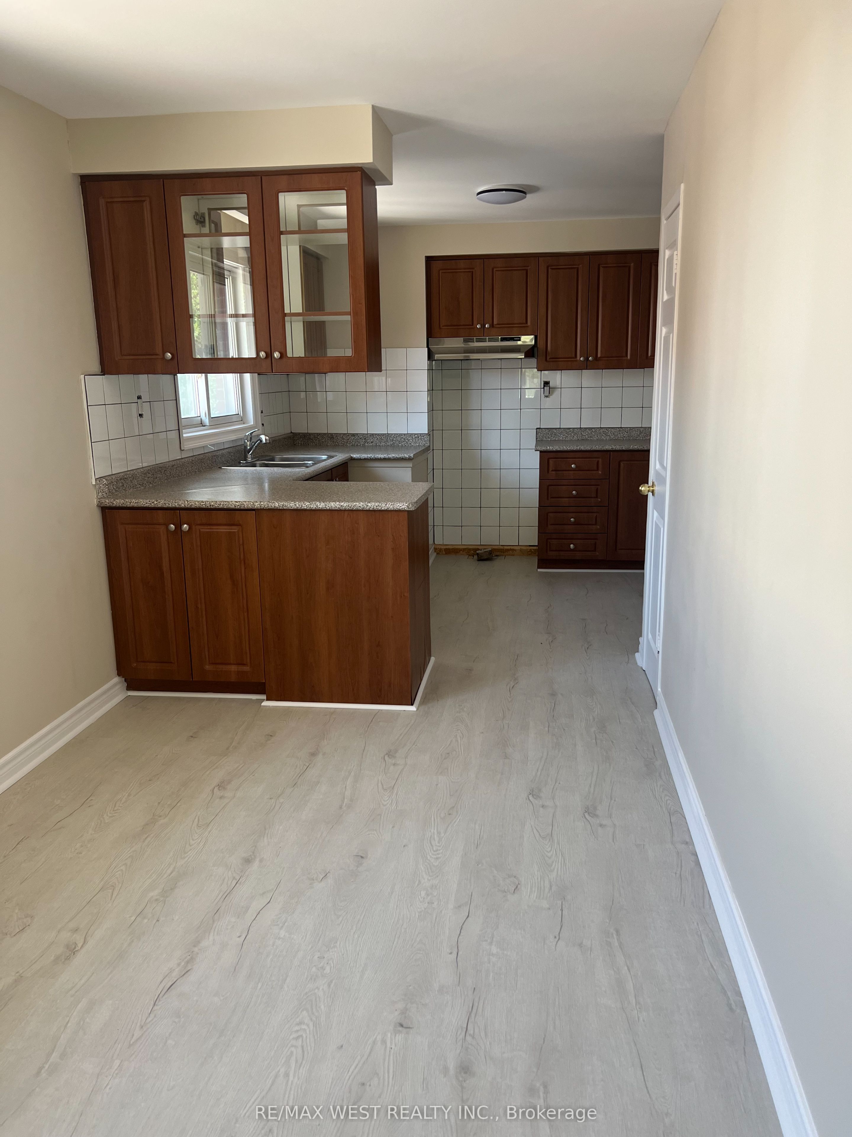 6947 Chigwel Court Upper, Mississauga, ON L4T 1N3 photo 5