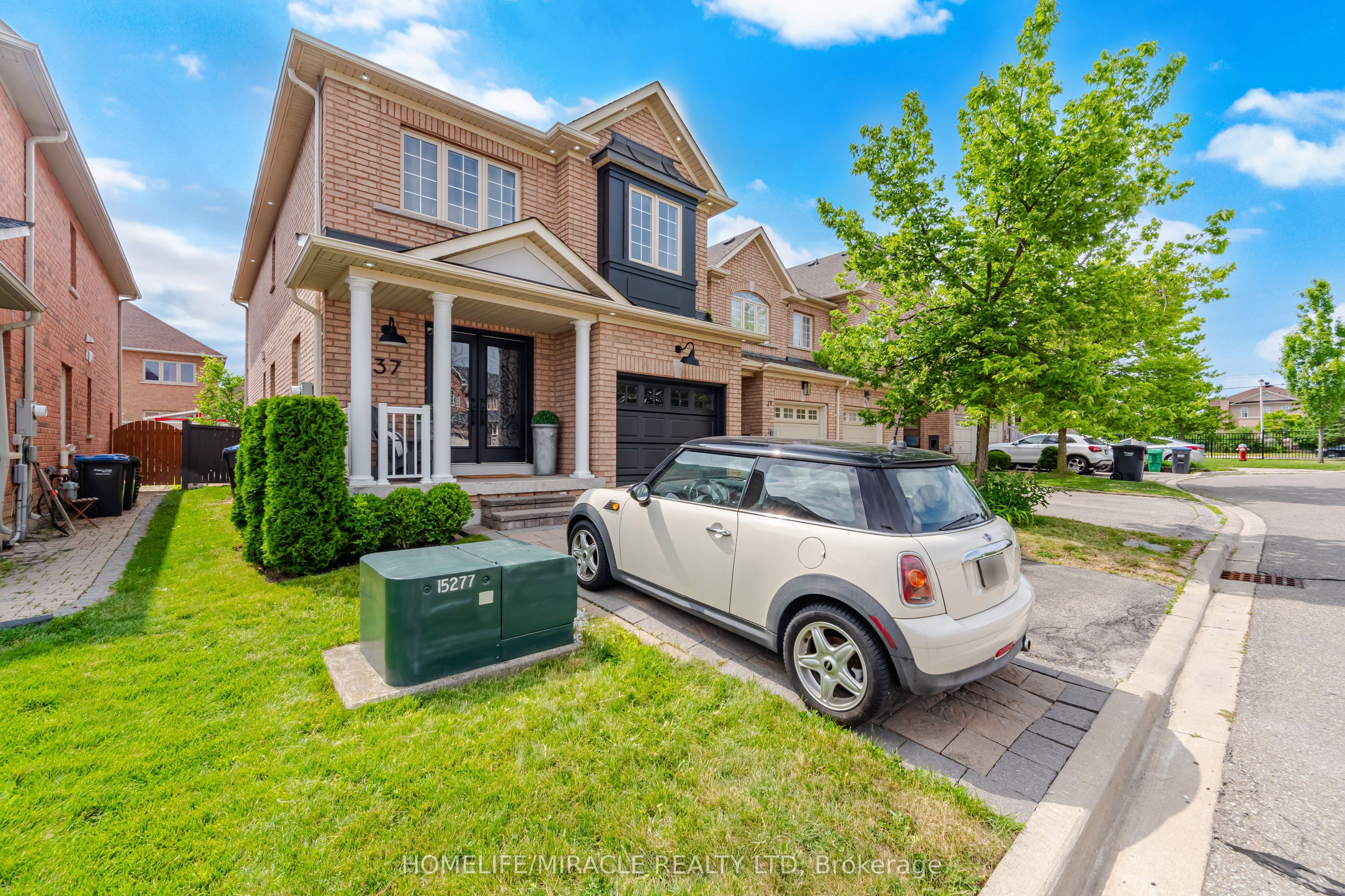 37 Lacebark Court, Brampton, ON L6R 3M7 photo 2