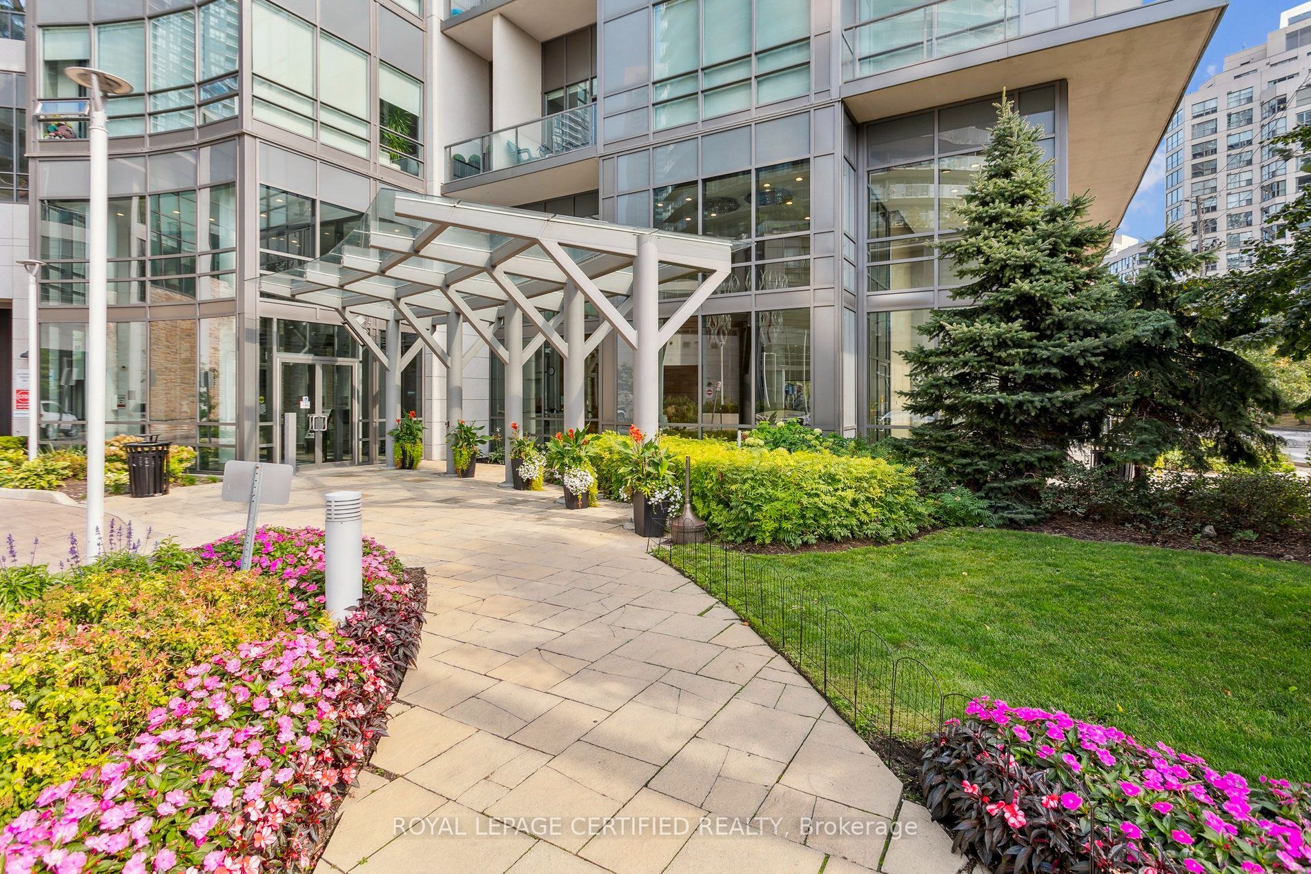2240 Lakeshore Boulevard W 1208, Toronto, ON M8V 0B1 photo 4