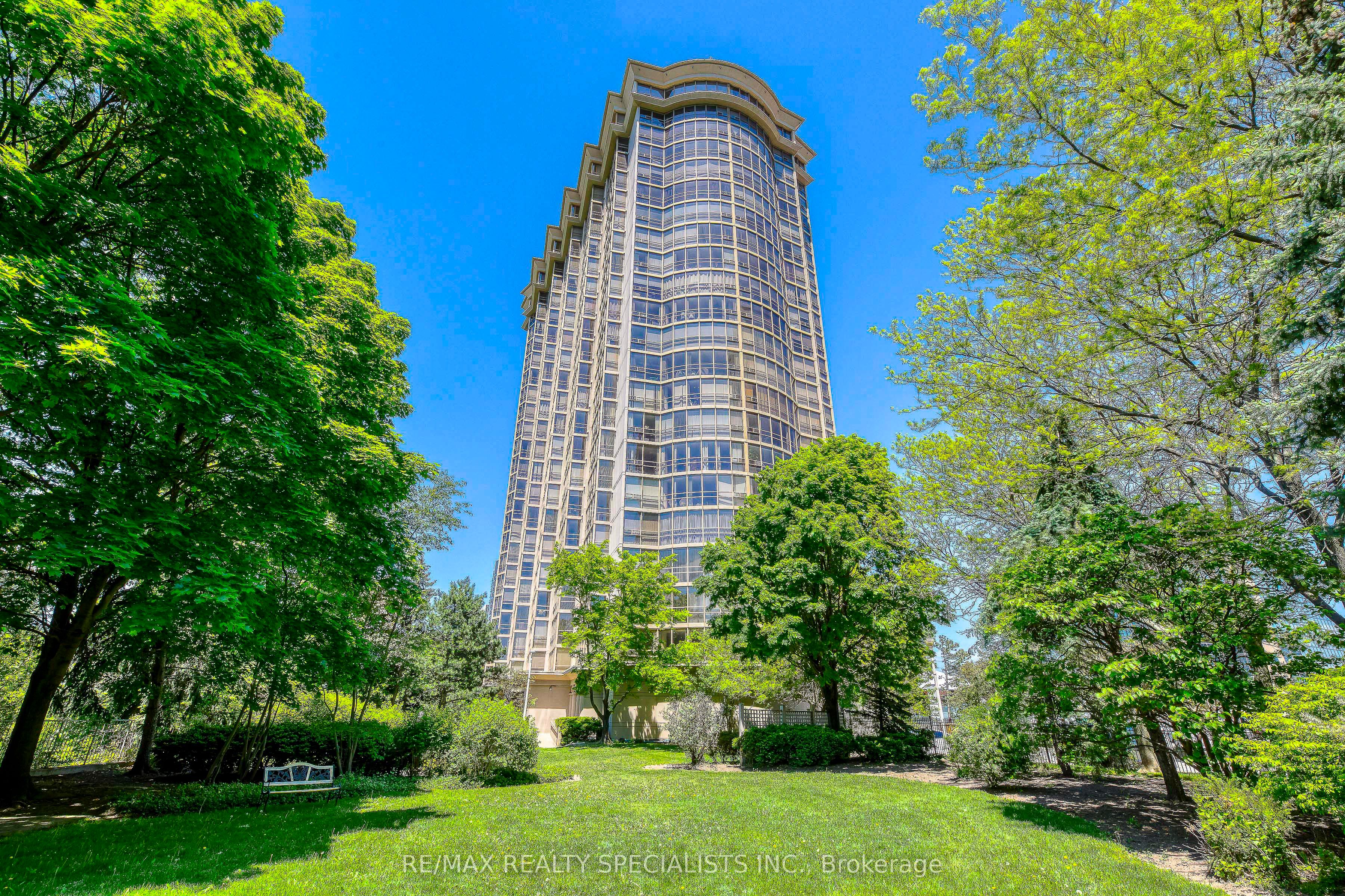 50 Eglinton Avenue W 604, Mississauga, ON L5R 3P5 photo 2