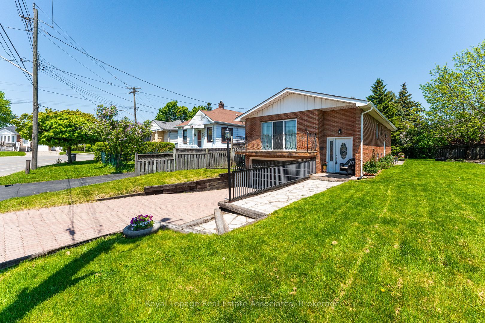 1069 Alexandra Avenue, Mississauga, ON L5E 2A1 photo 2