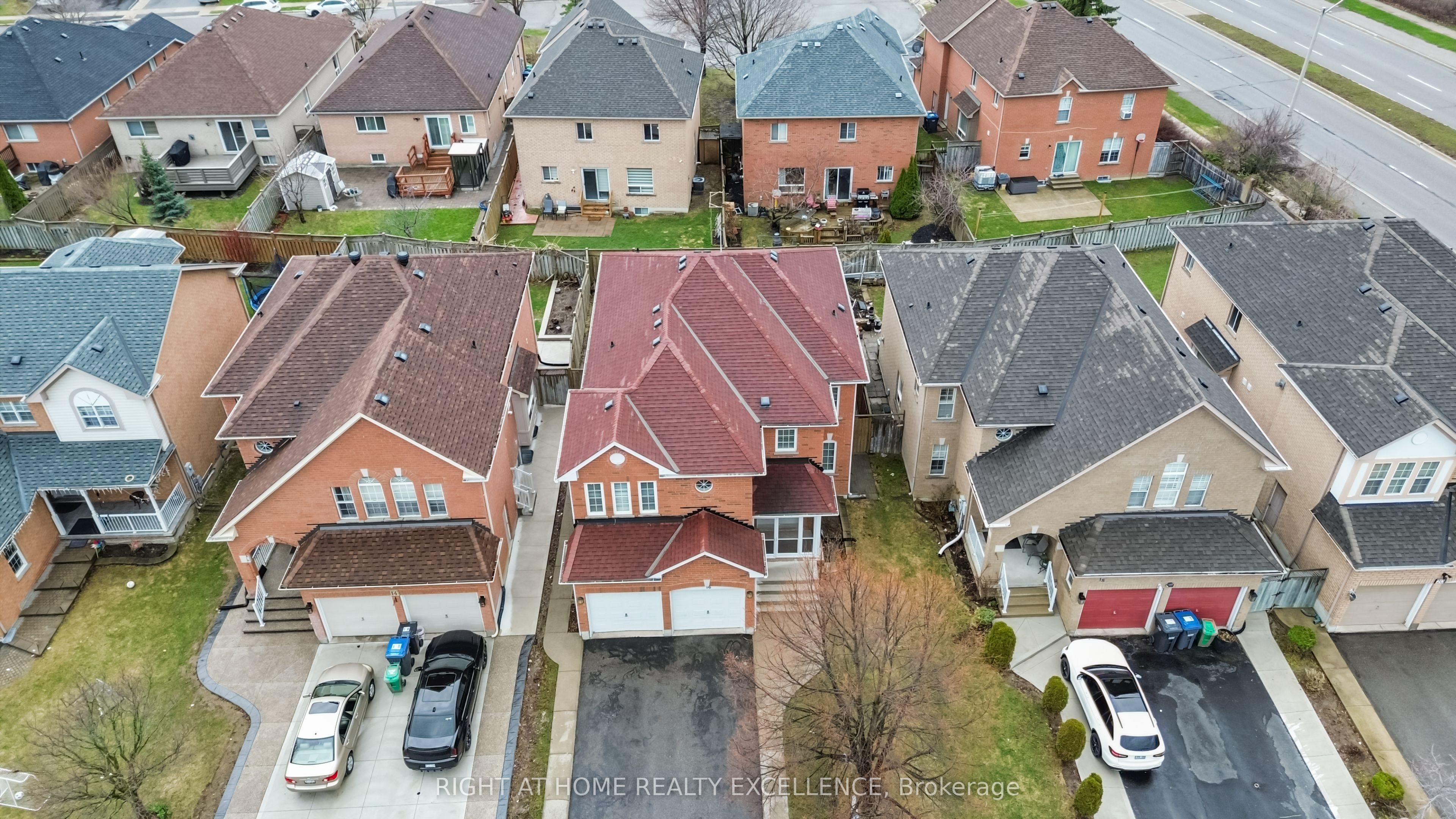 16 Whitford Court, Brampton, ON L6R 2S2 photo 2