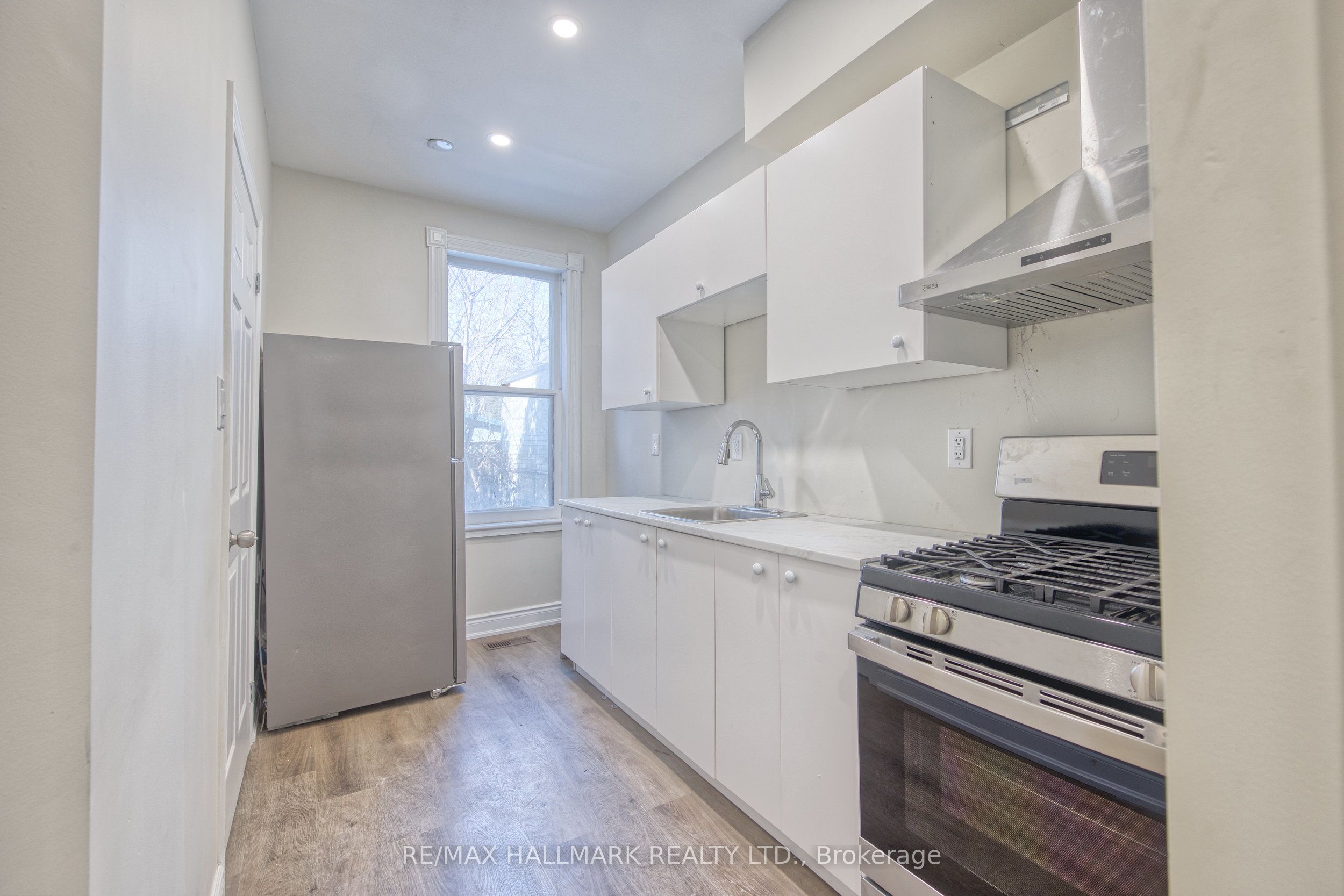 46 Springhurst Avenue Main, Toronto, ON M6K 1B6 photo 2