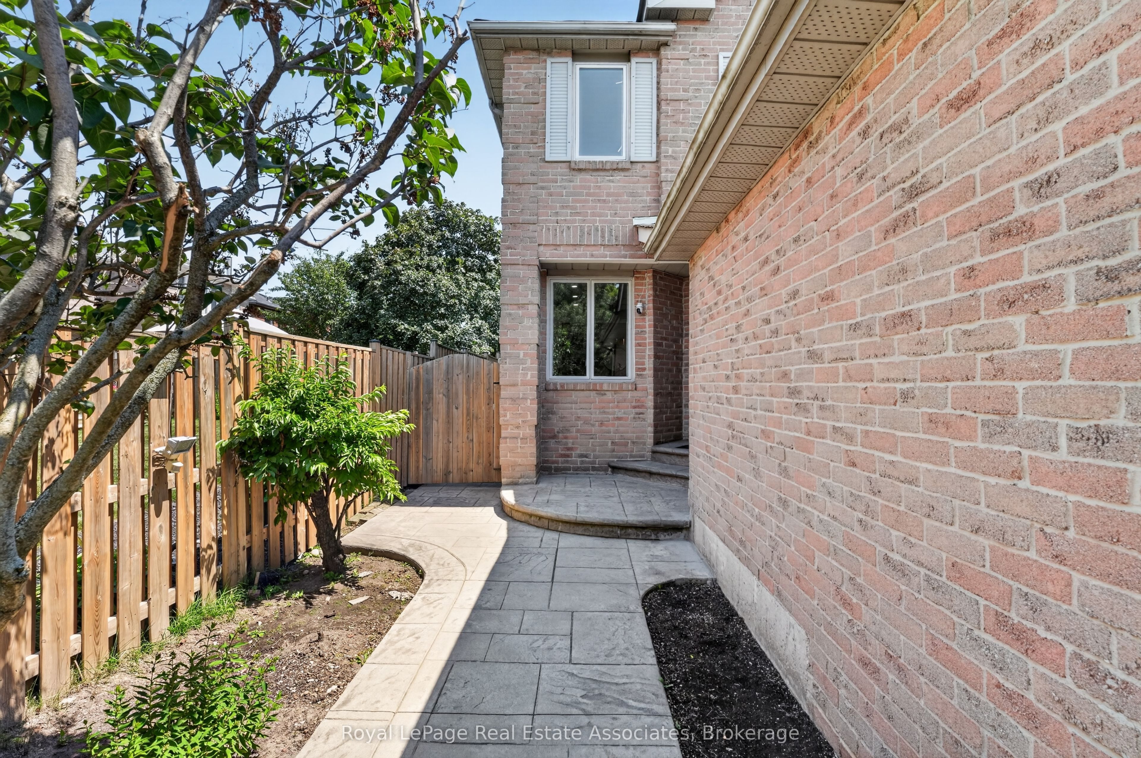 3346 Chartrand Crescent, Mississauga, ON L5L 4C5 photo 2