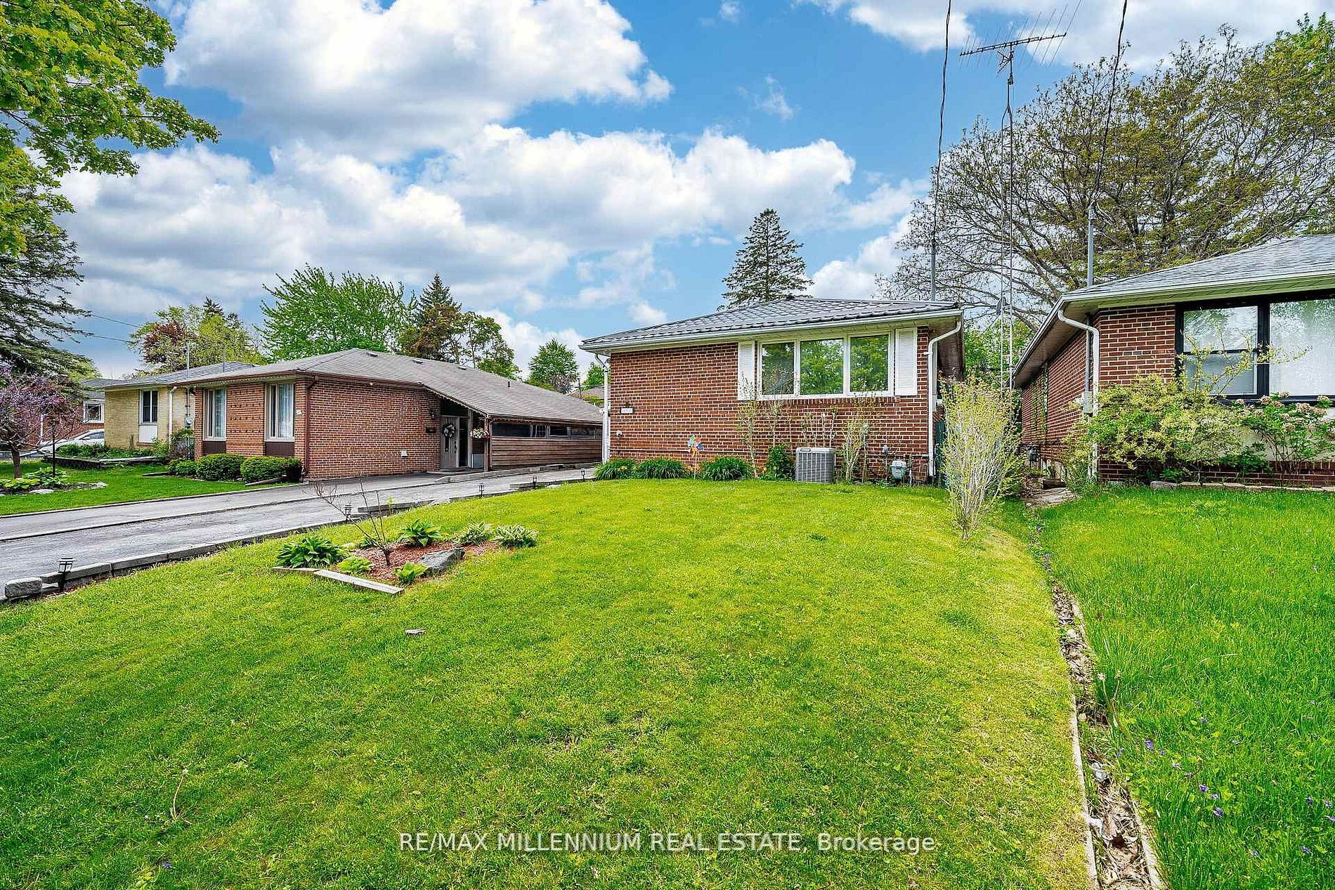 271 Thistle Down Boulevard W, Toronto, ON M9V 1K6 photo 3