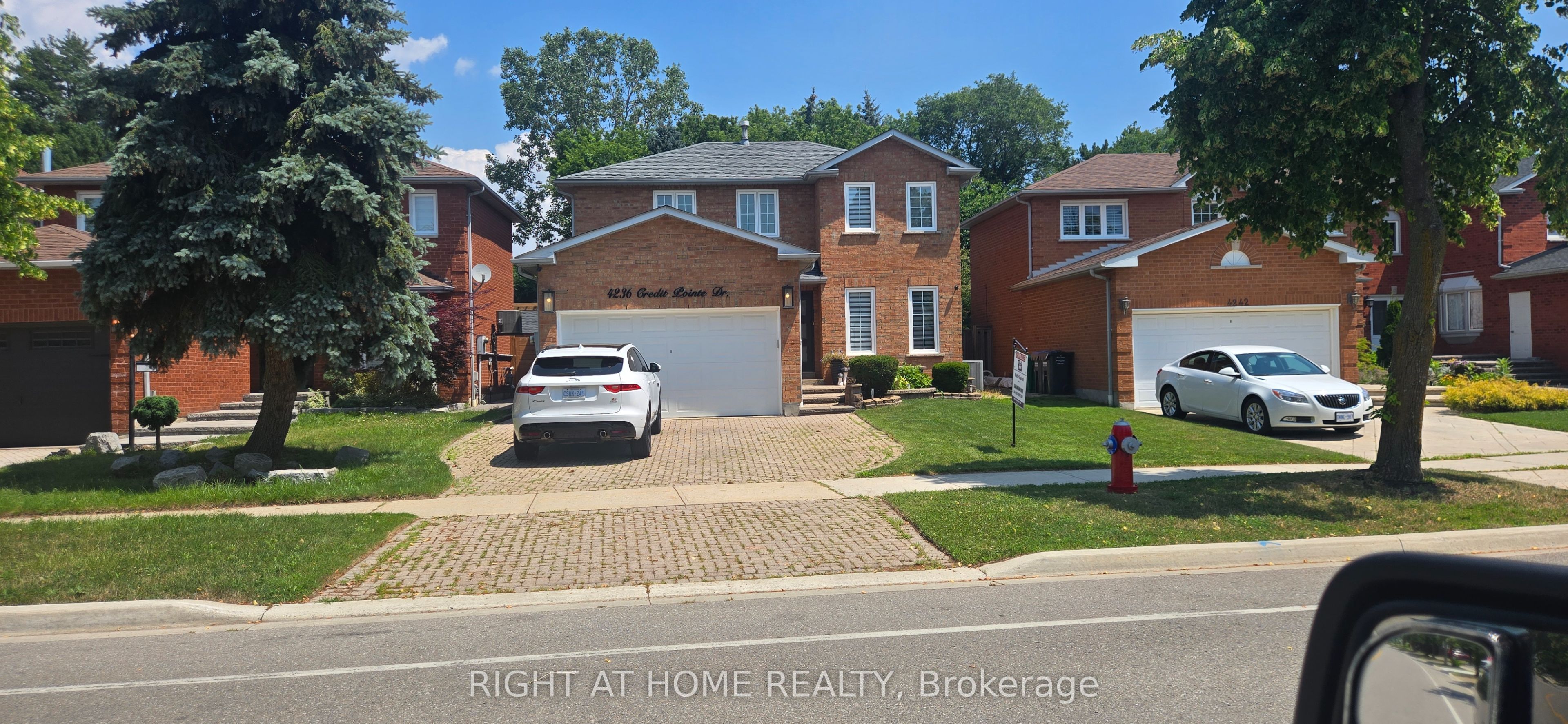 4236 Credit Pointe Drive, Mississauga, ON L5M 3K2