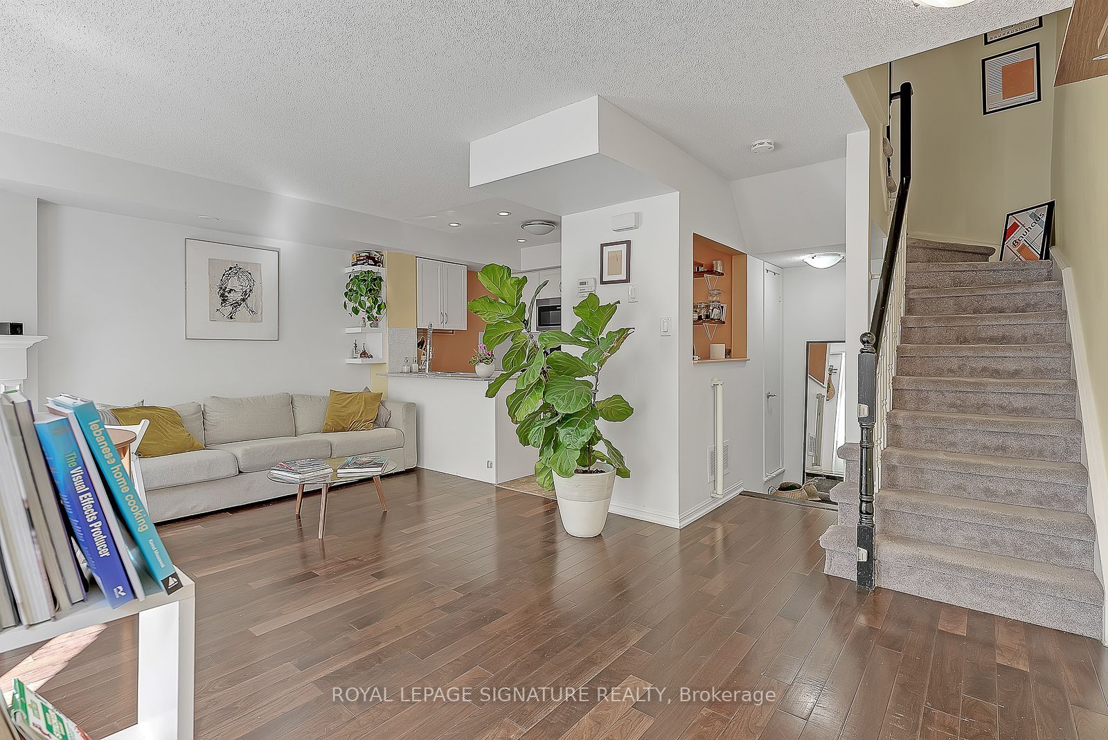 28 Laidlaw Boulevard 1612, Toronto, ON M6K 1X2