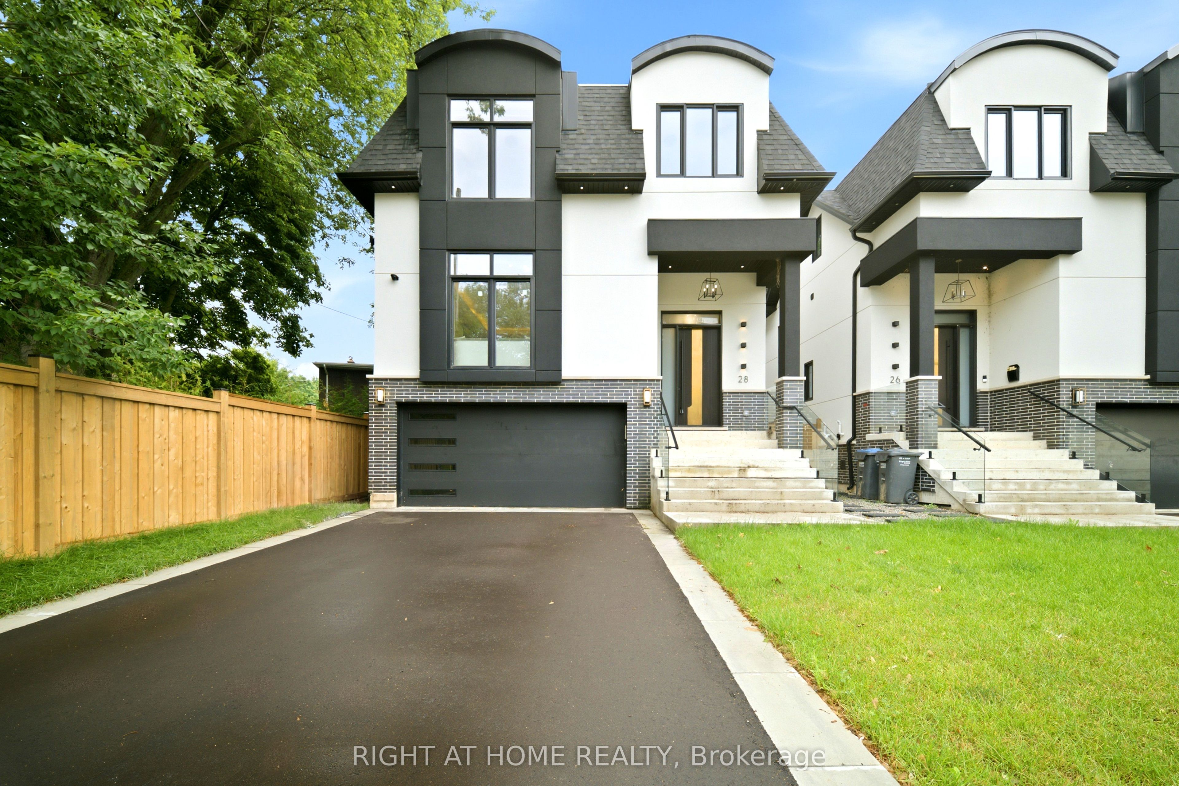 28 Pine Avenue, Mississauga, ON L5H 2P6 photo 2