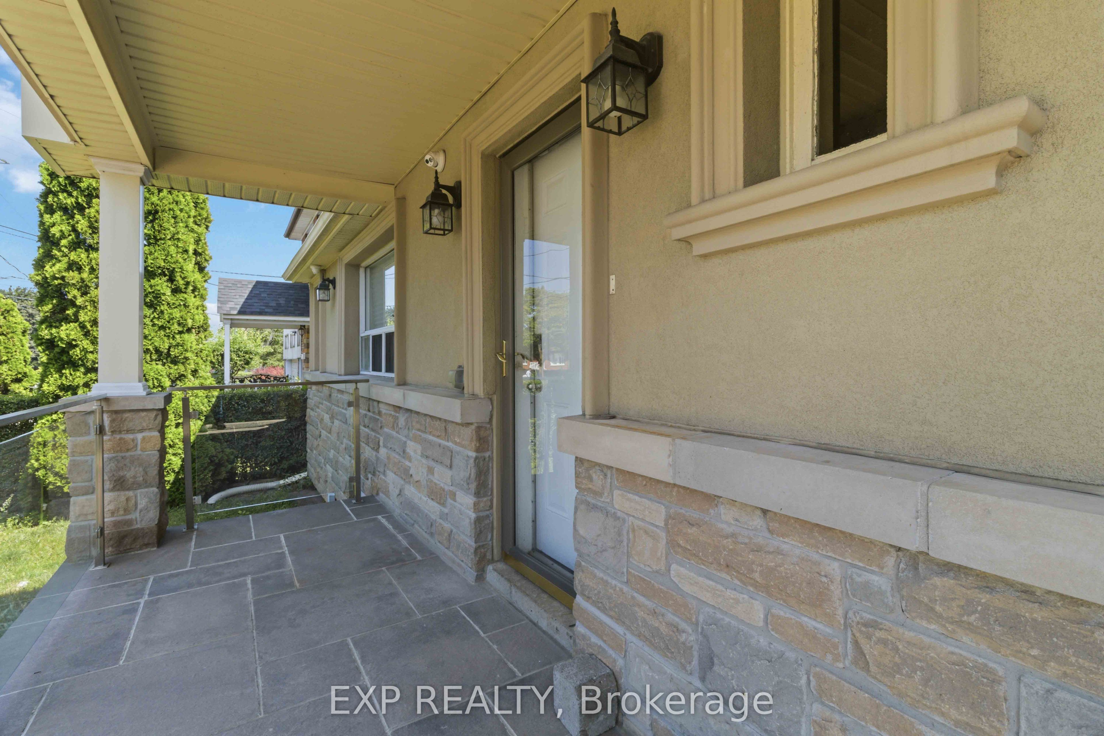 133 Cornelius Parkway Main, Toronto, ON M6L 2K7 photo 2