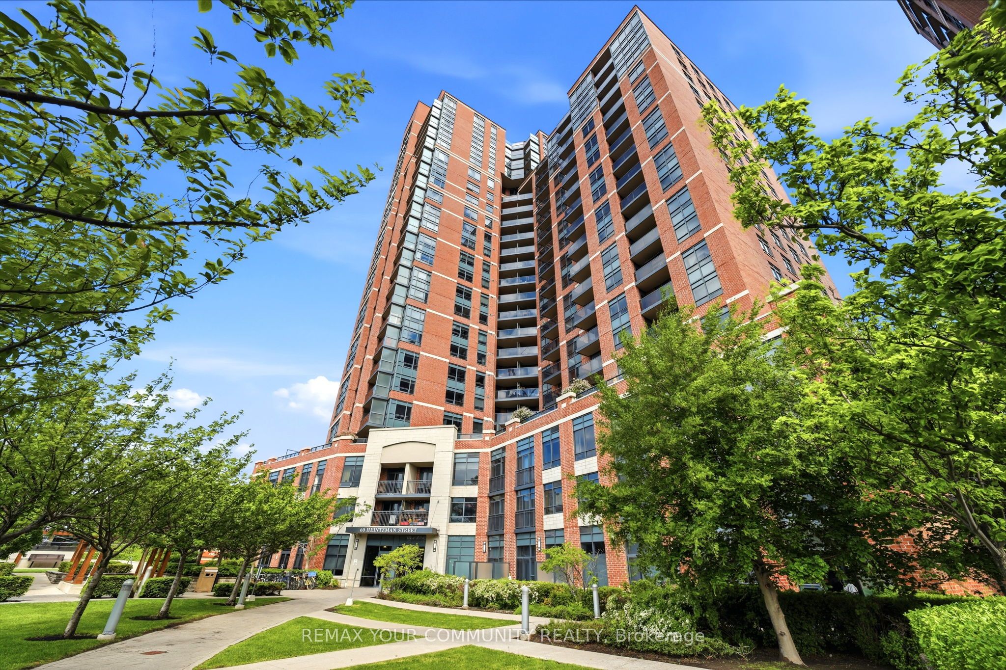 60 Heintzman Street 2102, Toronto, ON M6P 5A1