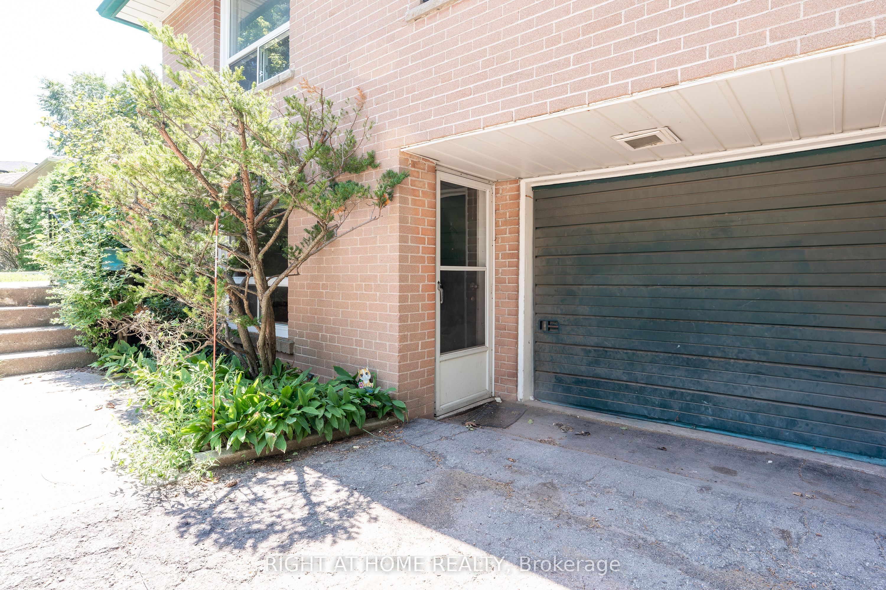426 Seaton Drive, Oakville, ON L6L 3Y4 photo 2