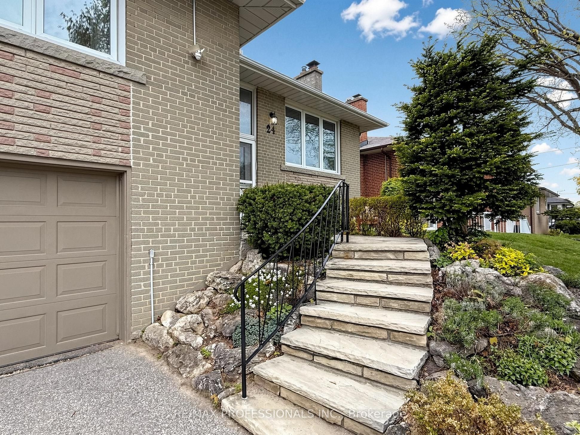 24 Breadner Drive, Toronto, ON M9R 3M4 photo 2