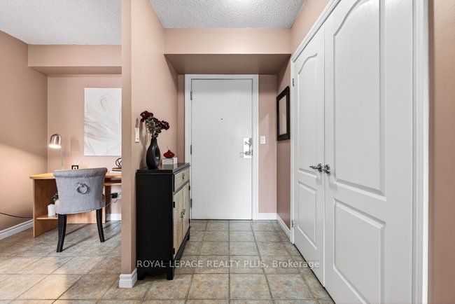 2088 Lawrence Avenue W 412, Toronto, ON M9N 3Z9 photo 3