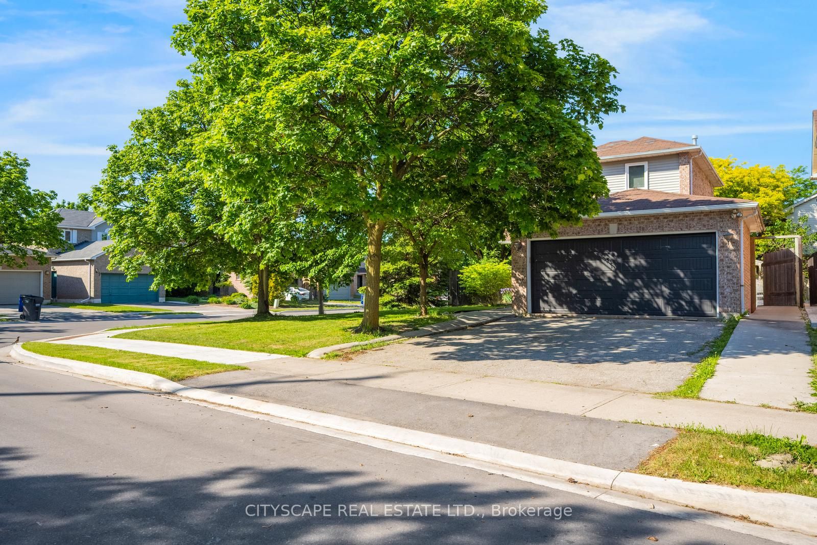 65 Mullis Crescent, Brampton, ON L6Y 4S9 photo 2