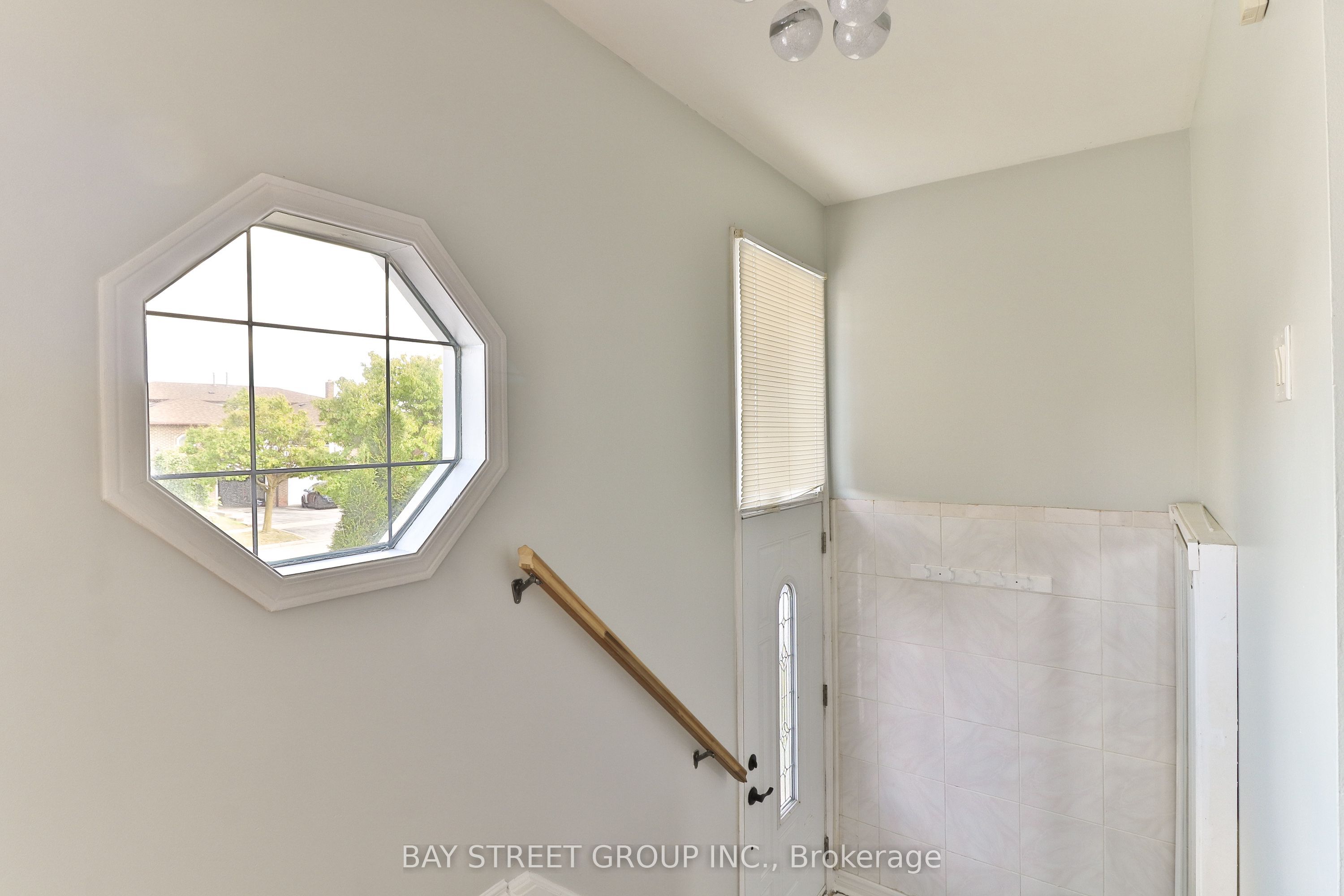 489 Fergo Avenue Upper Unit, Mississauga, ON L5B 2J2 photo 2