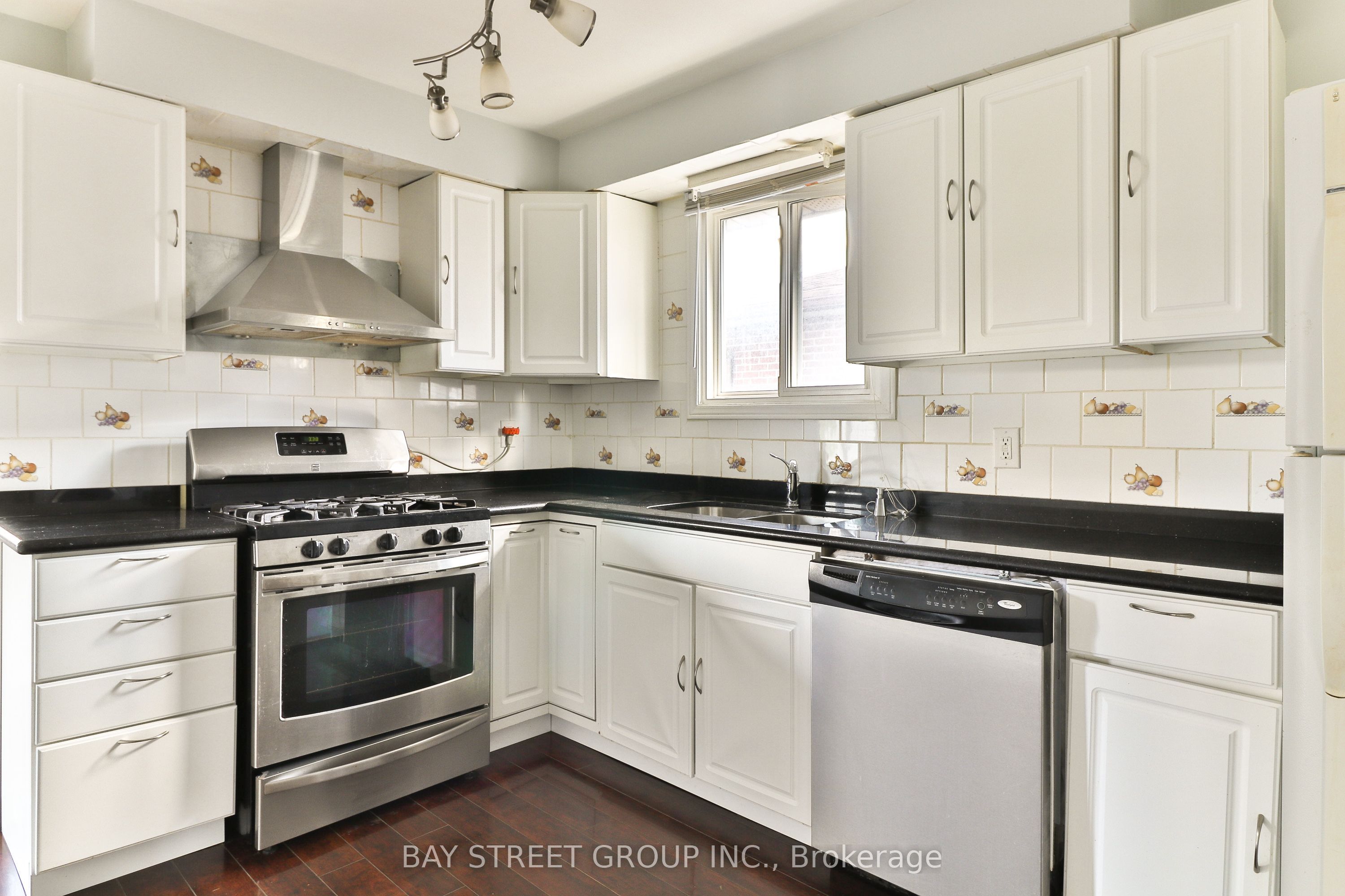489 Fergo Avenue Upper Unit, Mississauga, ON L5B 2J2 photo 3