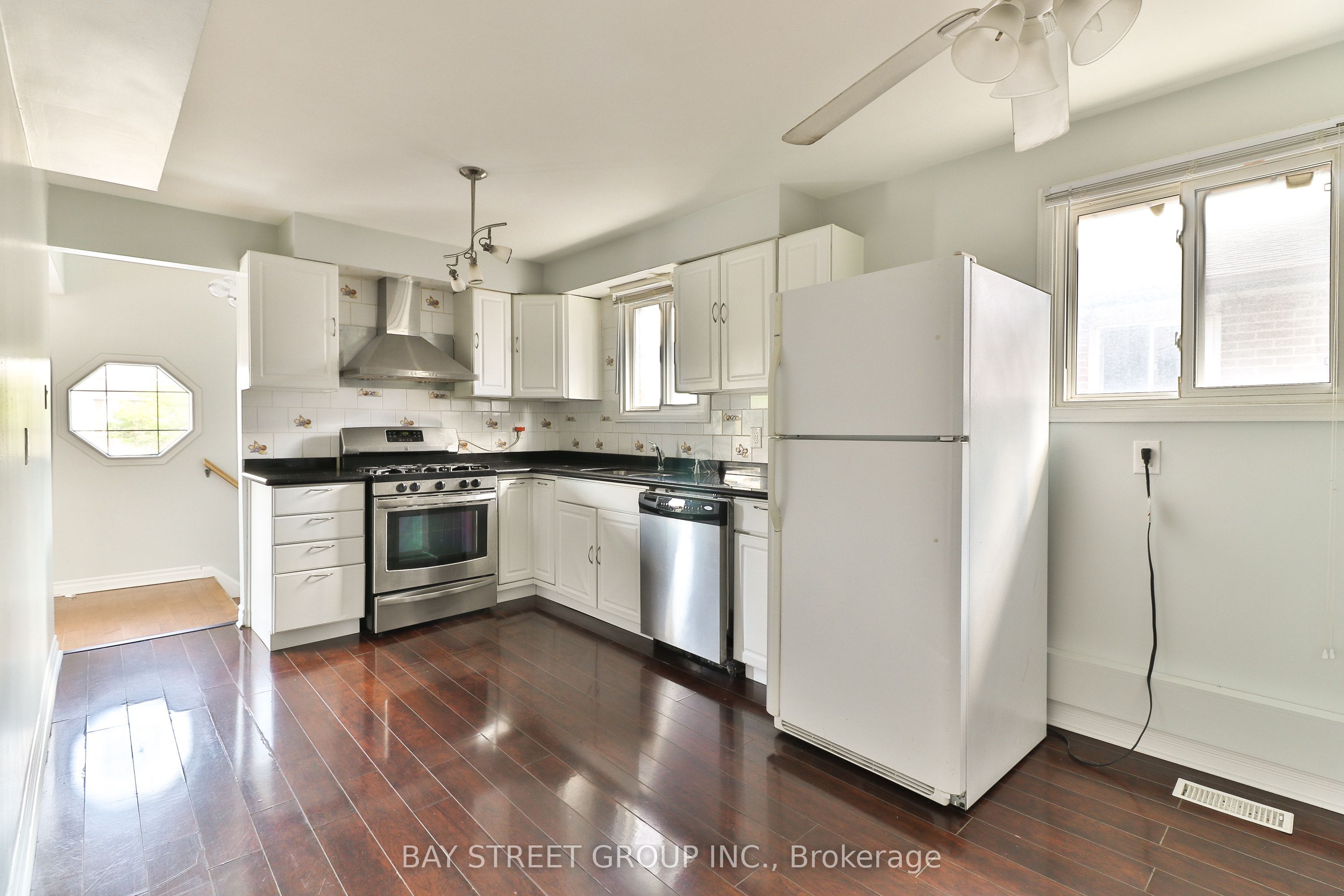 489 Fergo Avenue Upper Unit, Mississauga, ON L5B 2J2 photo 4