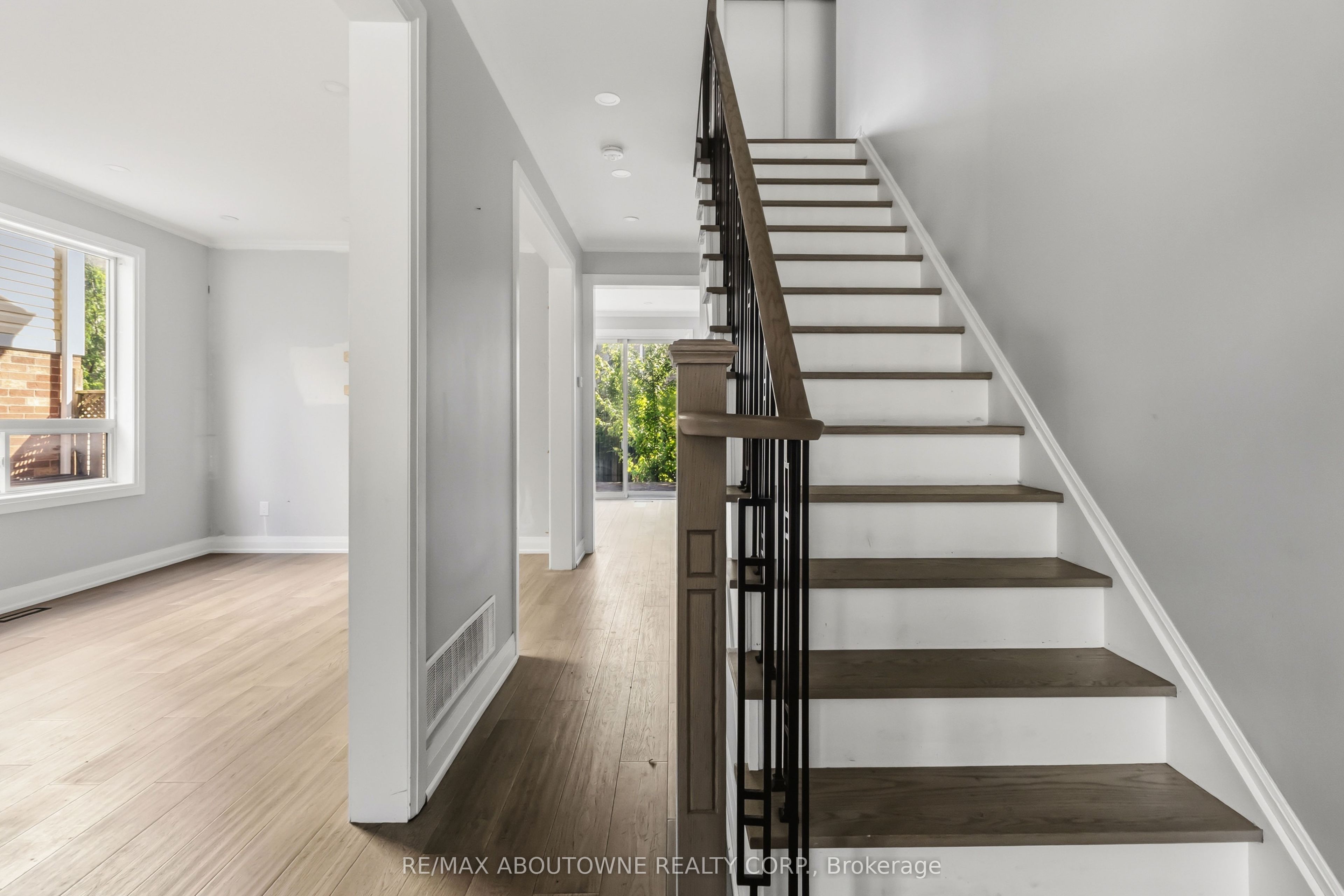 930 Lancaster Boulevard, Milton, ON L9T 6A4 photo 4