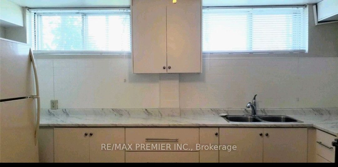 71 Sorlyn Avenue, Toronto, ON M6L 1H7 photo 2