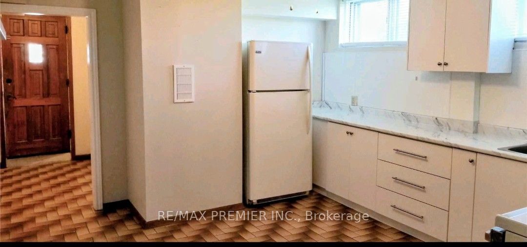 71 Sorlyn Avenue, Toronto, ON M6L 1H7 photo 3