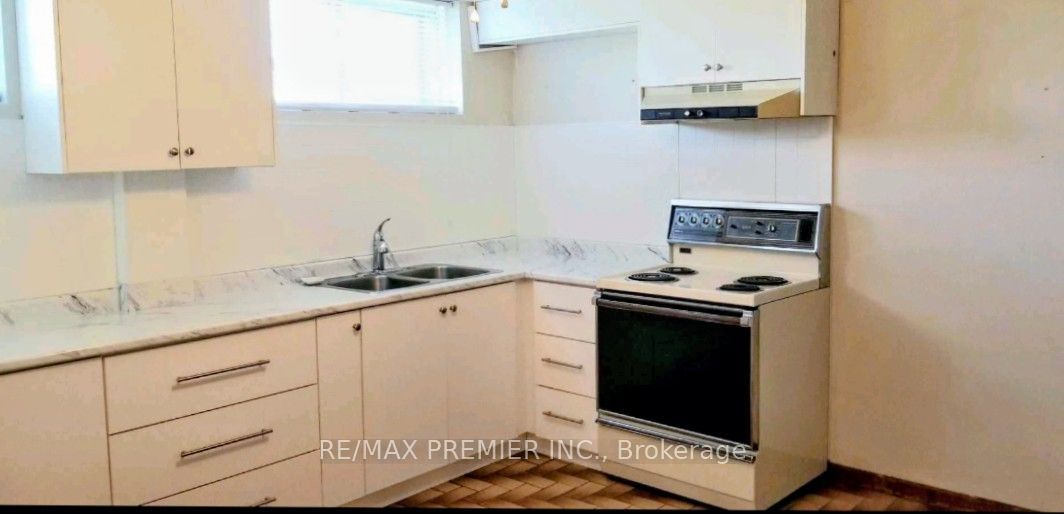 71 Sorlyn Avenue, Toronto, ON M6L 1H7 photo 4