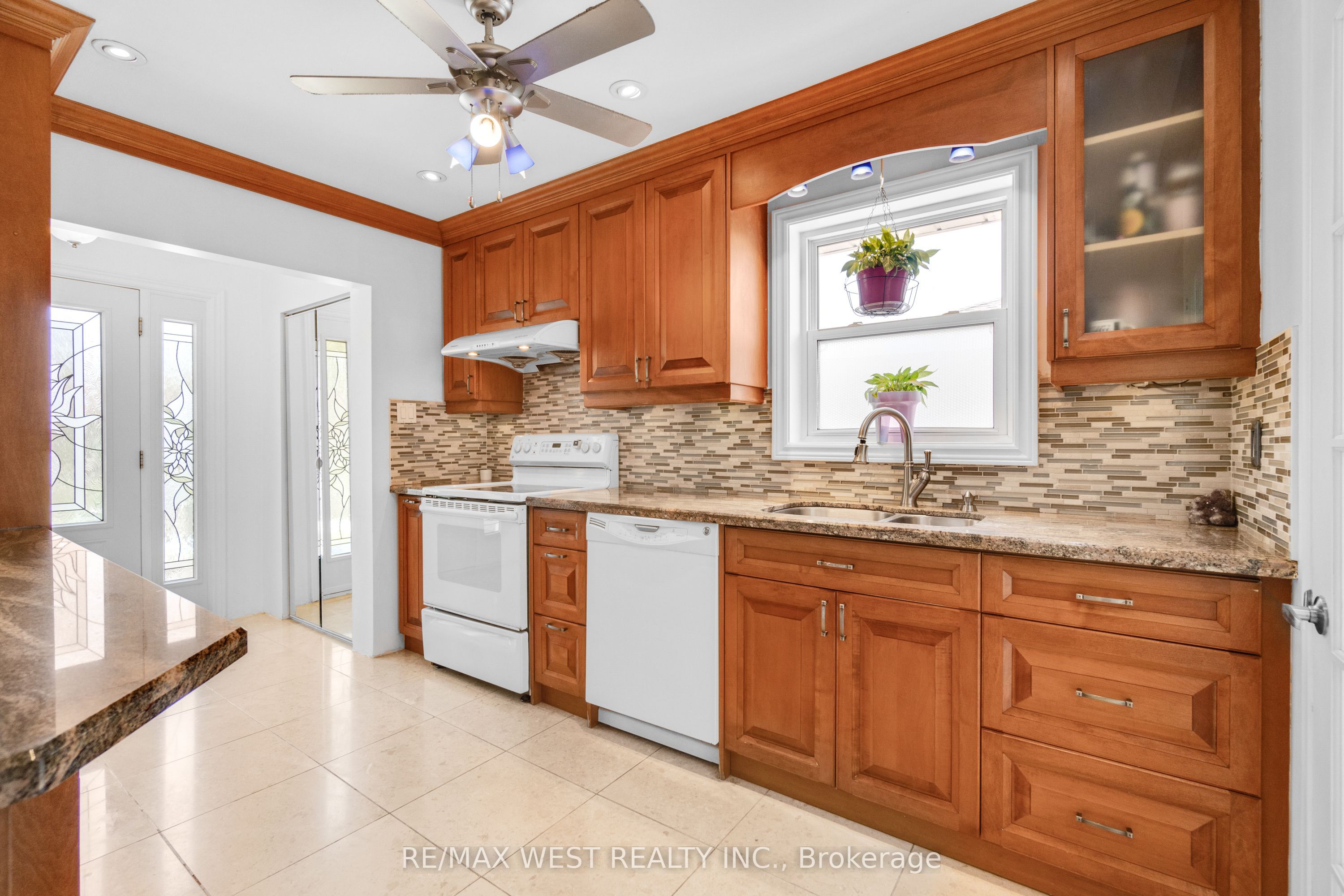 246 Verobeach Boulevard, Toronto, ON M9M 1R6 photo 2