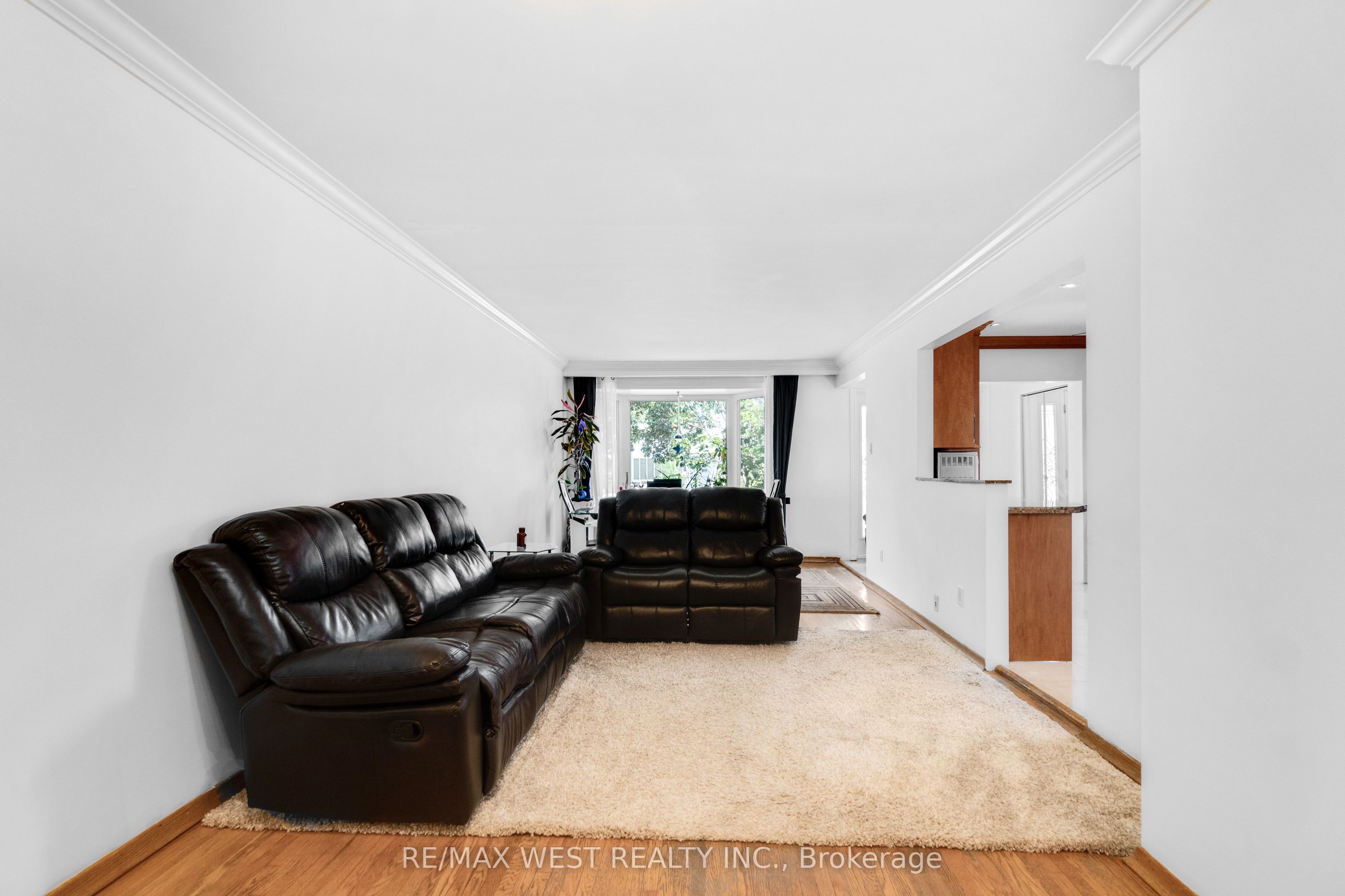 246 Verobeach Boulevard, Toronto, ON M9M 1R6 photo 3