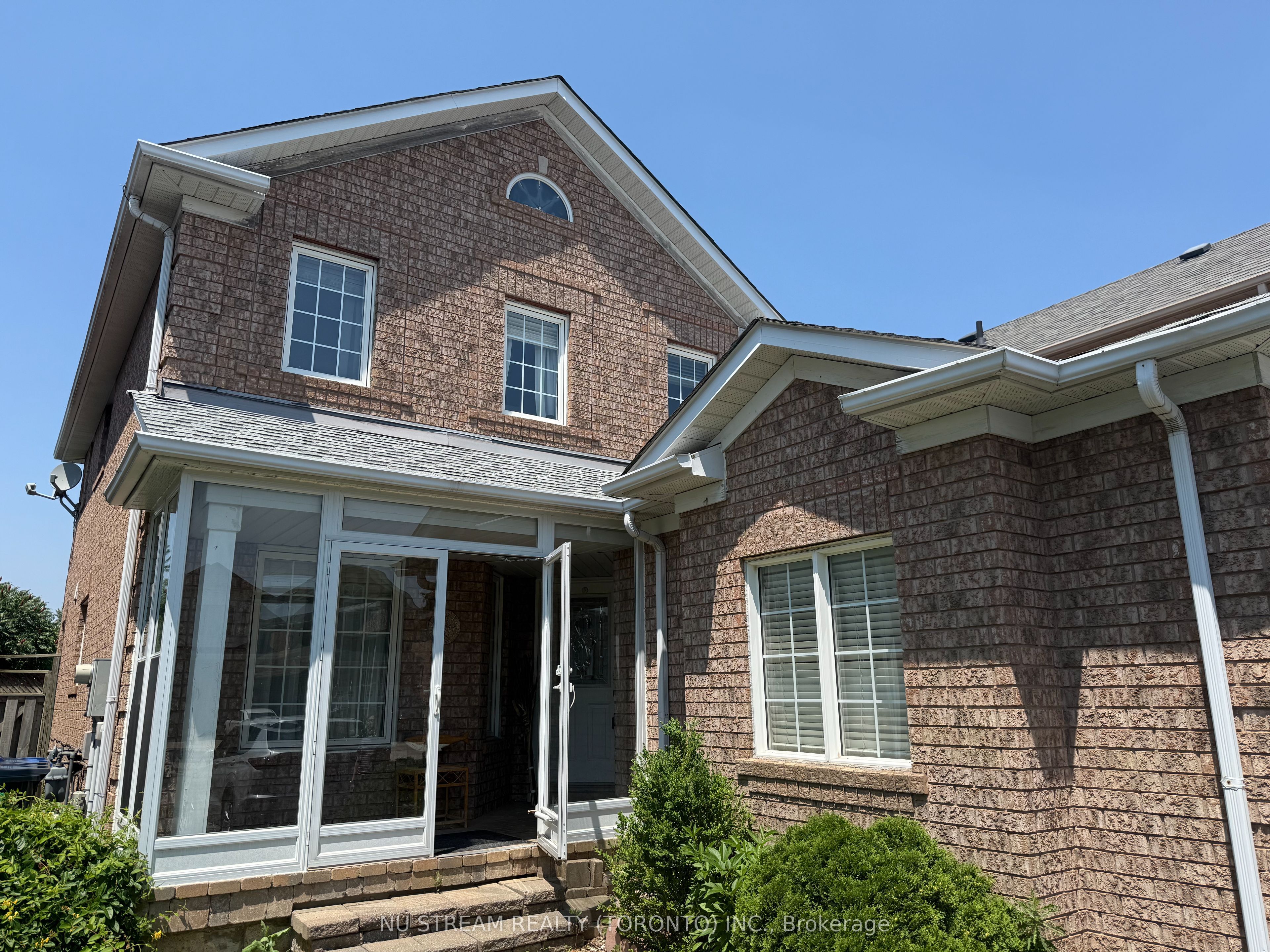 1081 Blueheron Boulevard, Mississauga, ON L5V 2J7 photo 2
