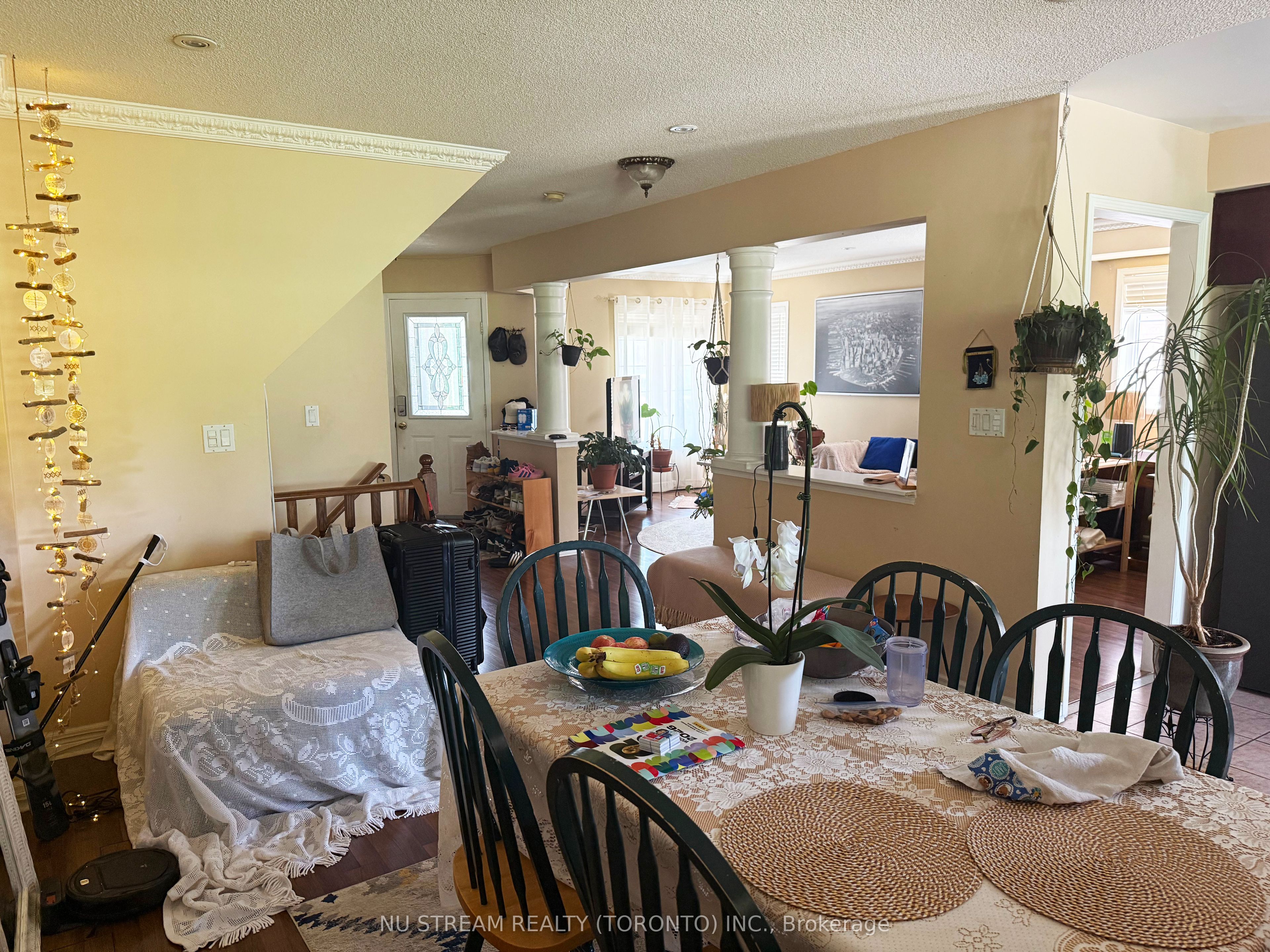 1081 Blueheron Boulevard, Mississauga, ON L5V 2J7 photo 3