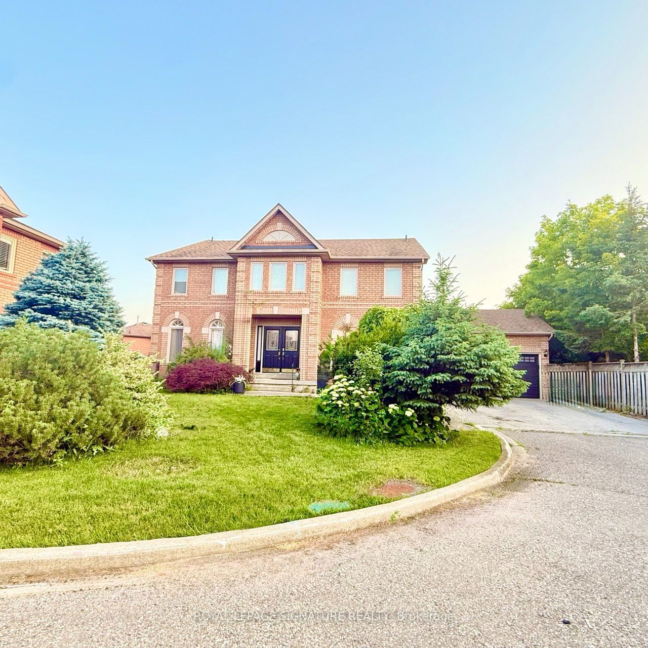 3388 Trelawny Circle, Mississauga, ON L5N 6N6 photo 2