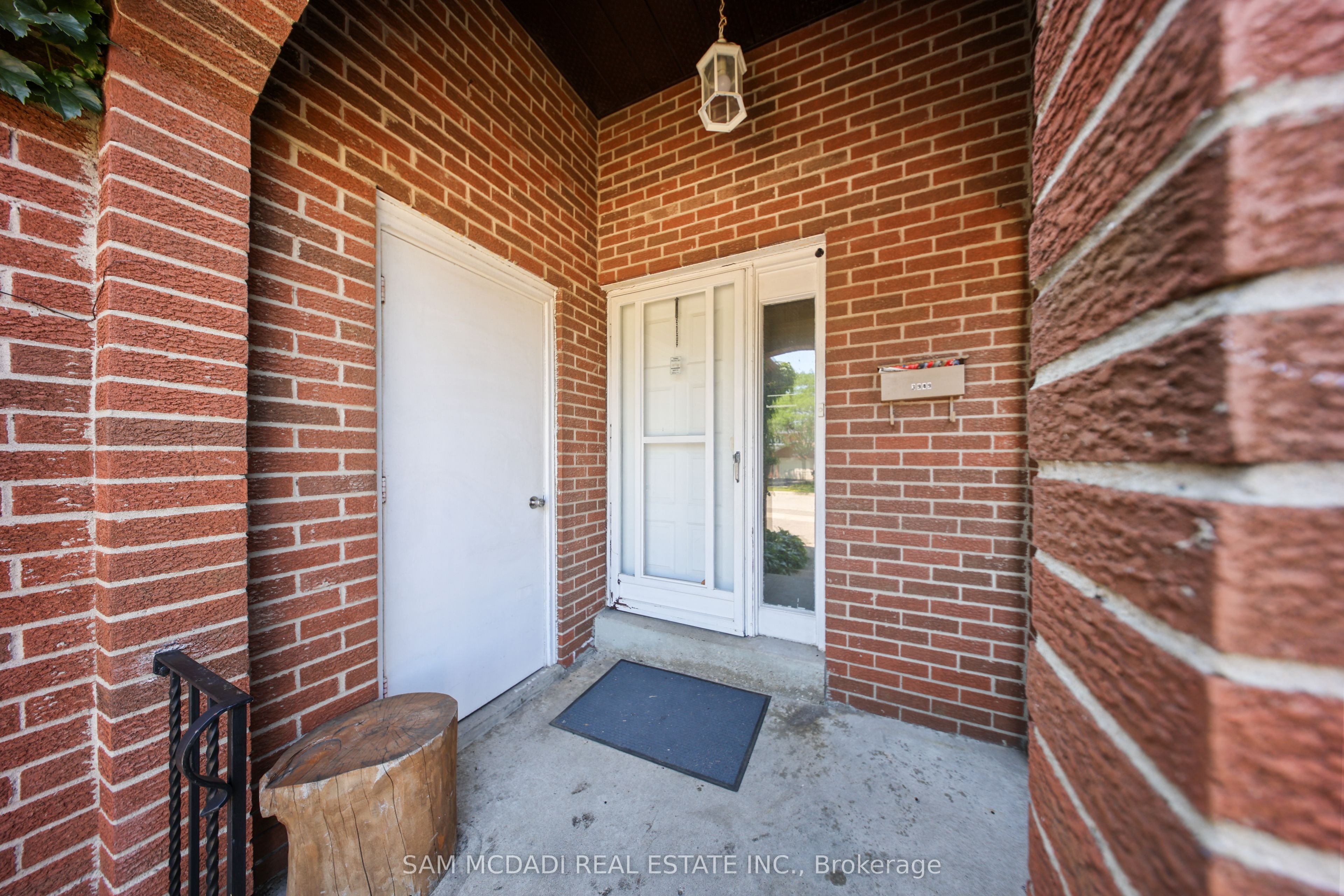 3949 Teakwood Drive, Mississauga, ON L5C 3L2 photo 2