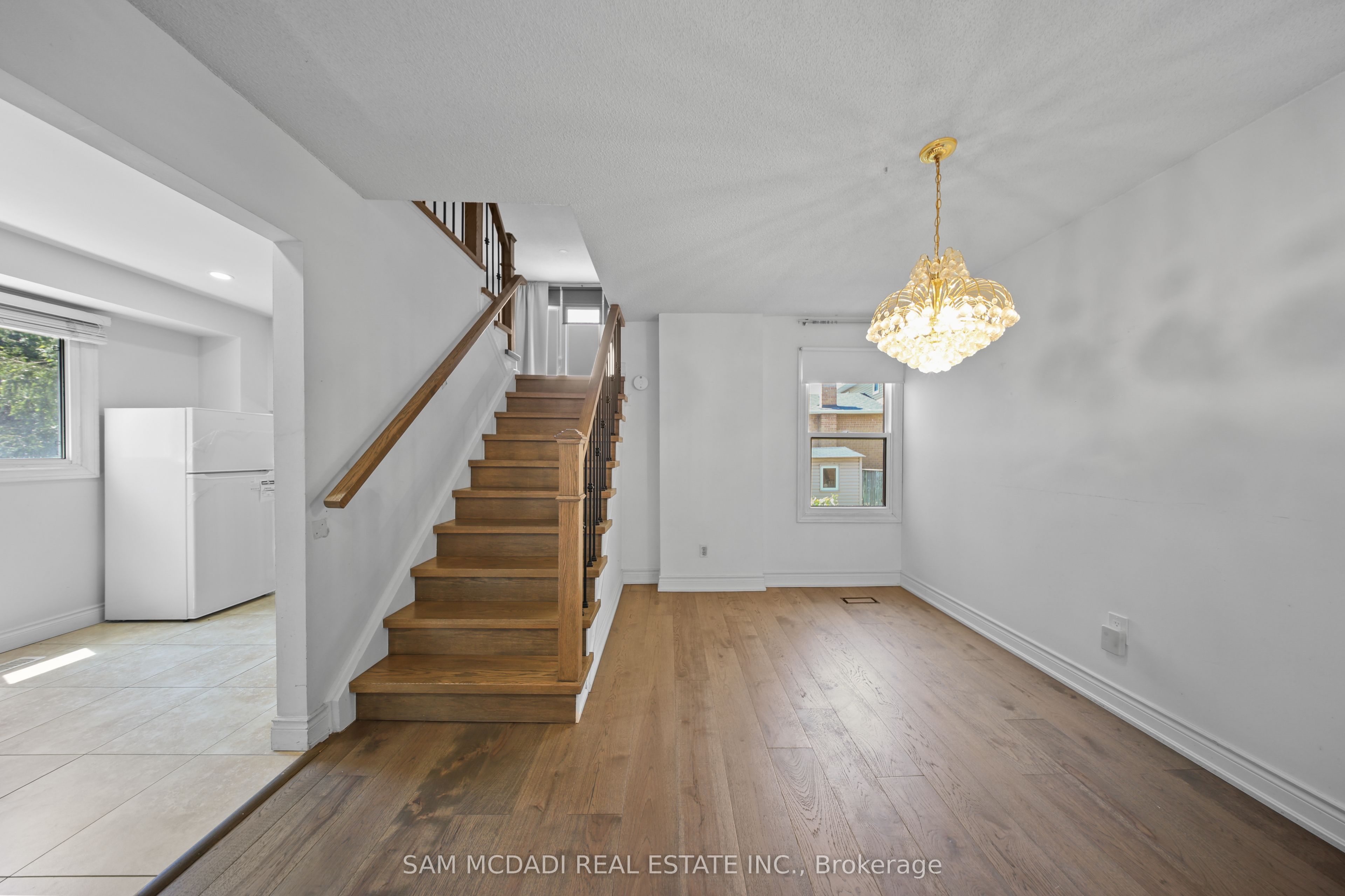 3949 Teakwood Drive, Mississauga, ON L5C 3L2 photo 3