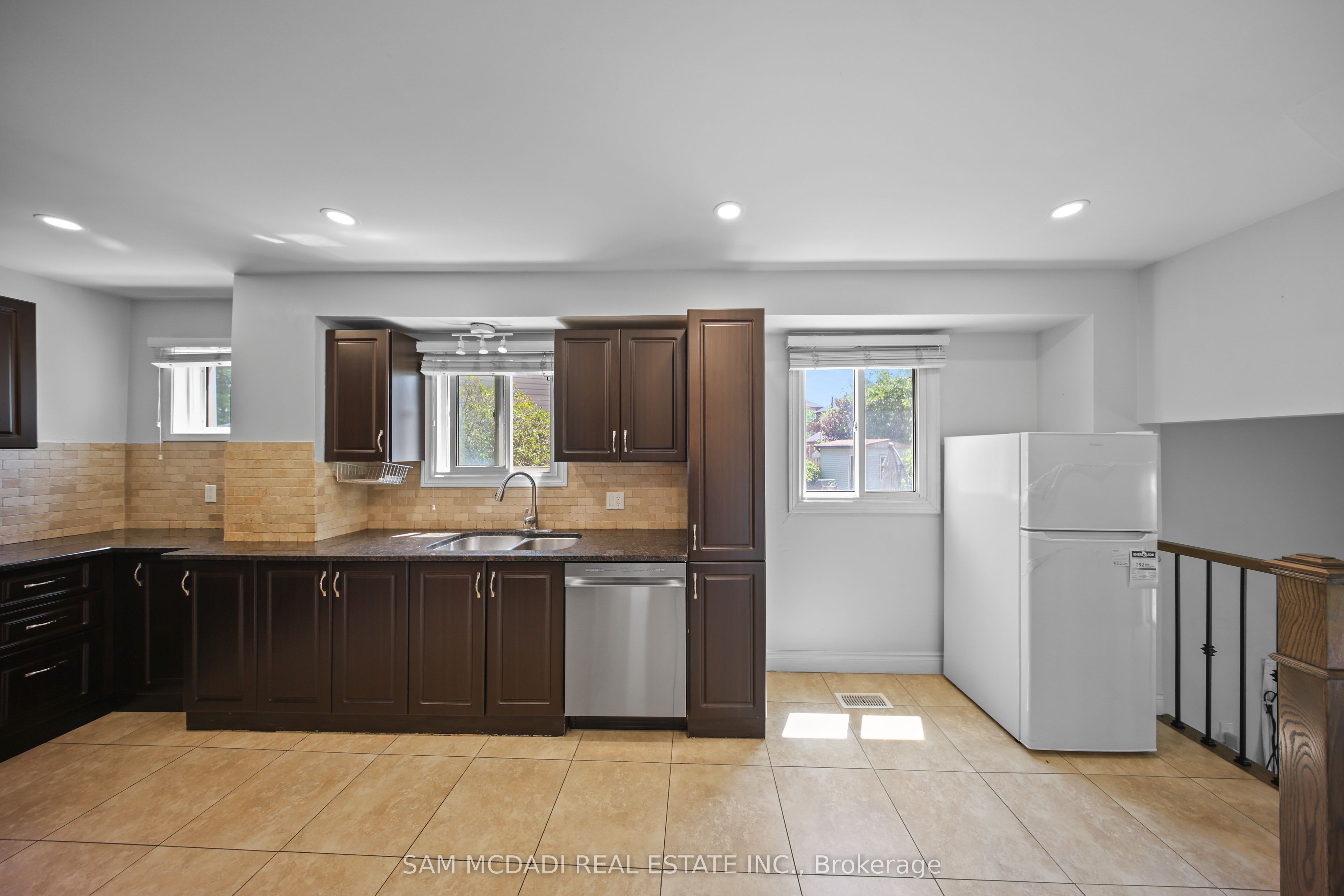 3949 Teakwood Drive, Mississauga, ON L5C 3L2 photo 4