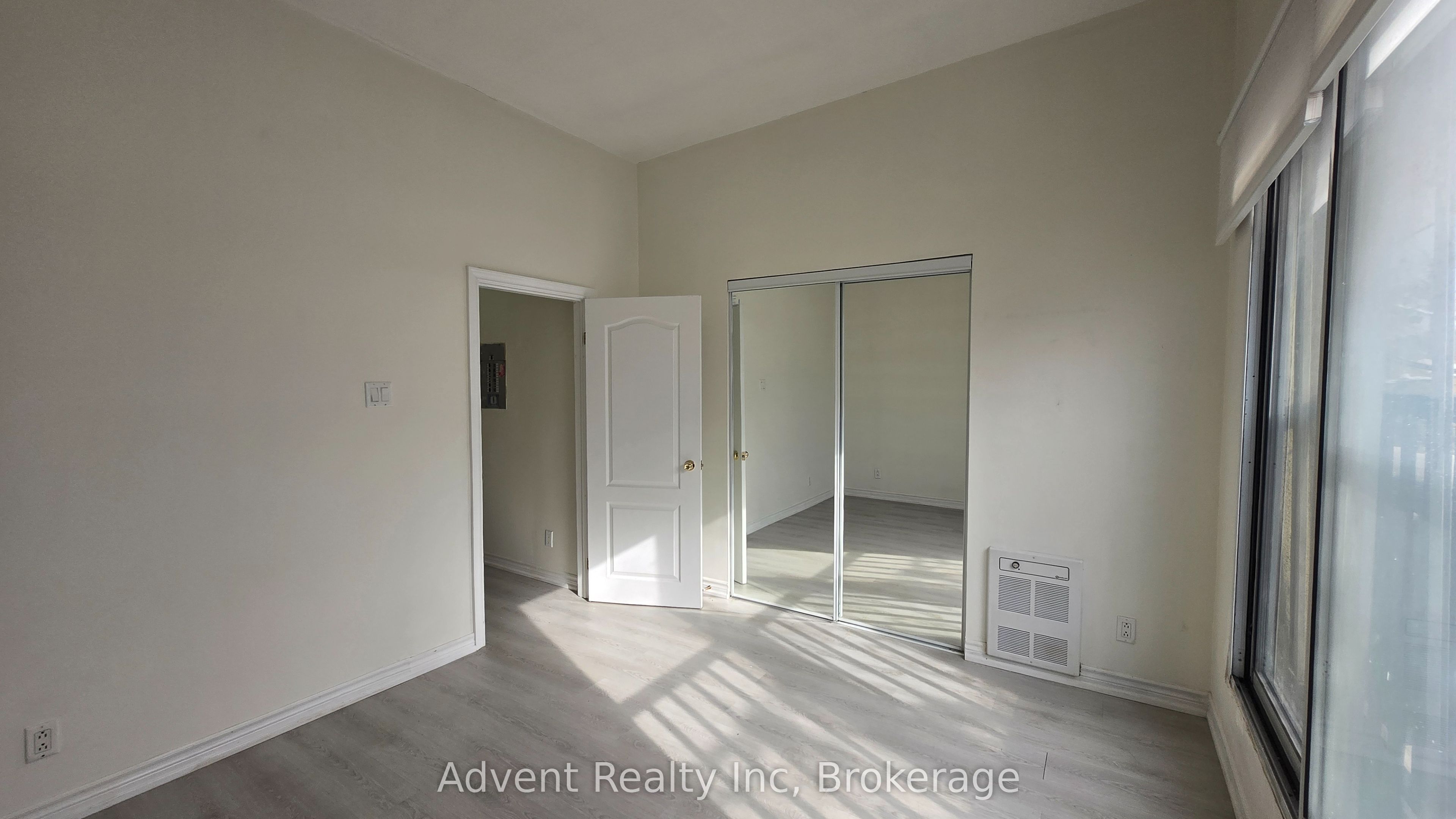 1454 Queen Street W 2nd Floor, Toronto, ON M6K 1M2 photo 3