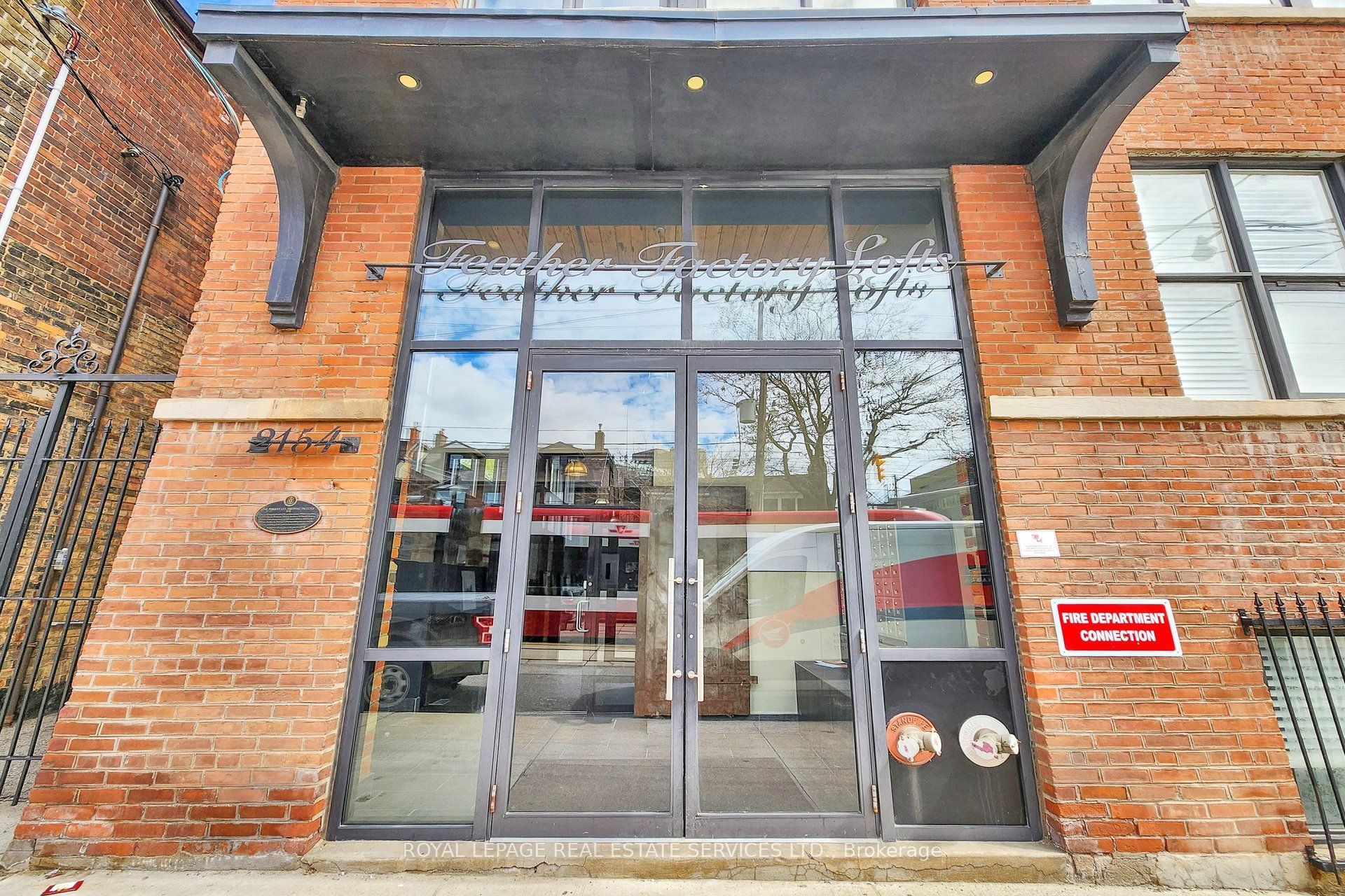 2154 Dundas Street W 405, Toronto, ON M6R 1X3 photo 2