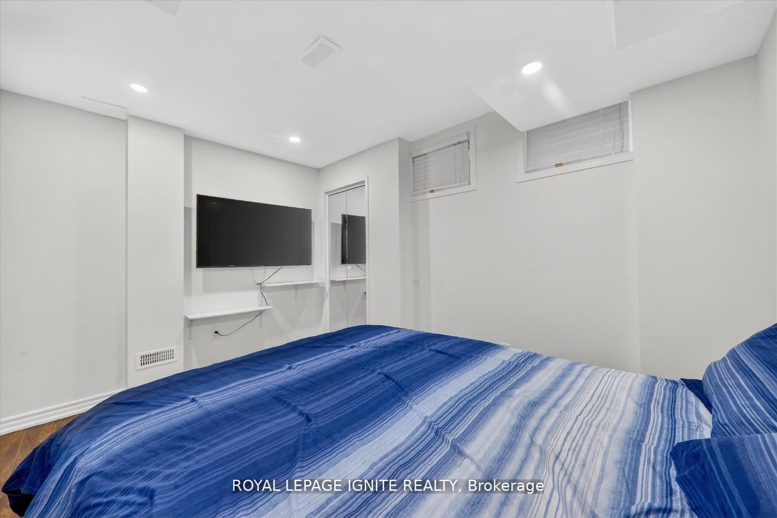 117A The Queensway Avenue TH 95 (BSMT), Toronto, ON M6S 5B7 photo 3
