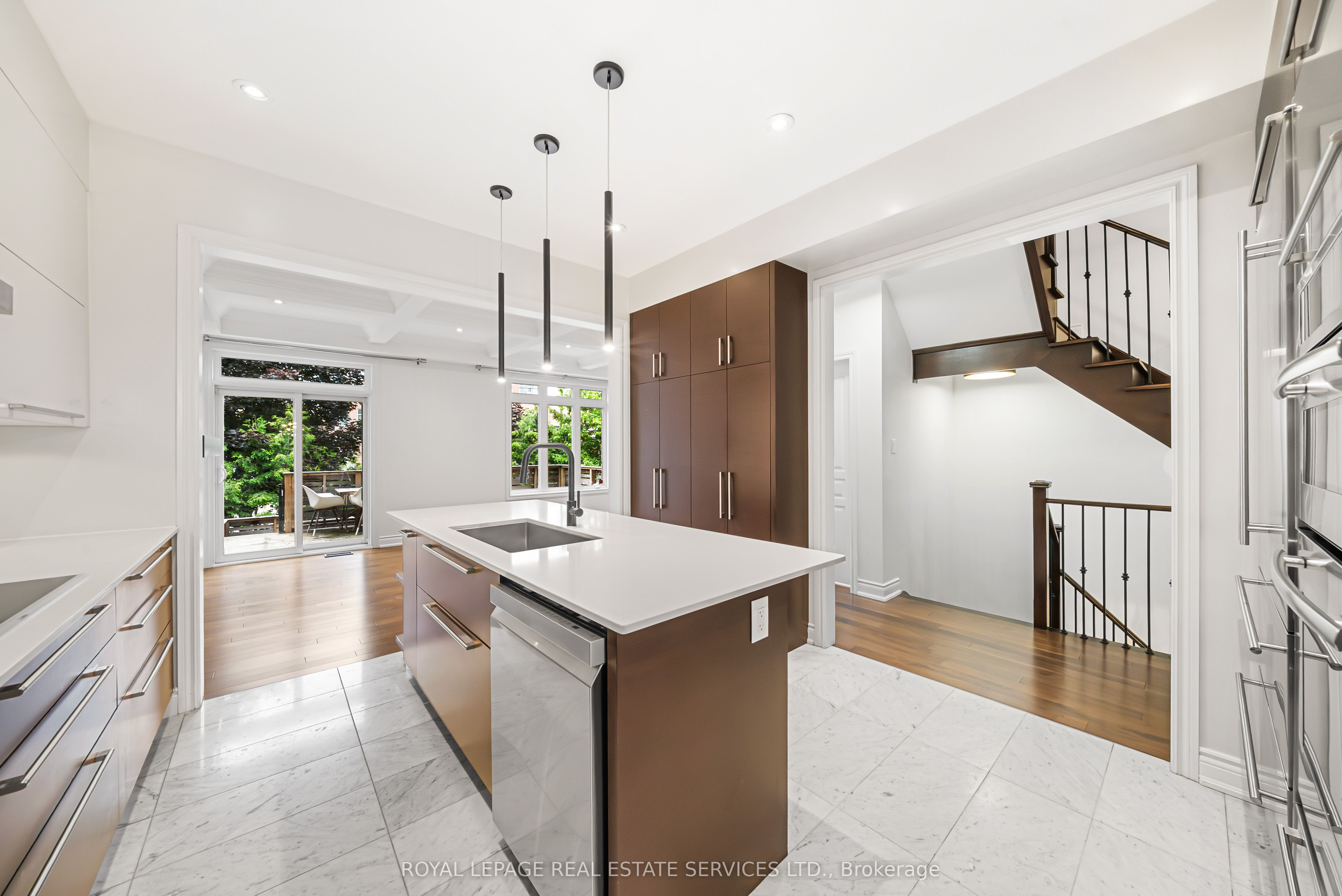 2083 Grange Drive, Mississauga, ON L5B 1P4 photo 3