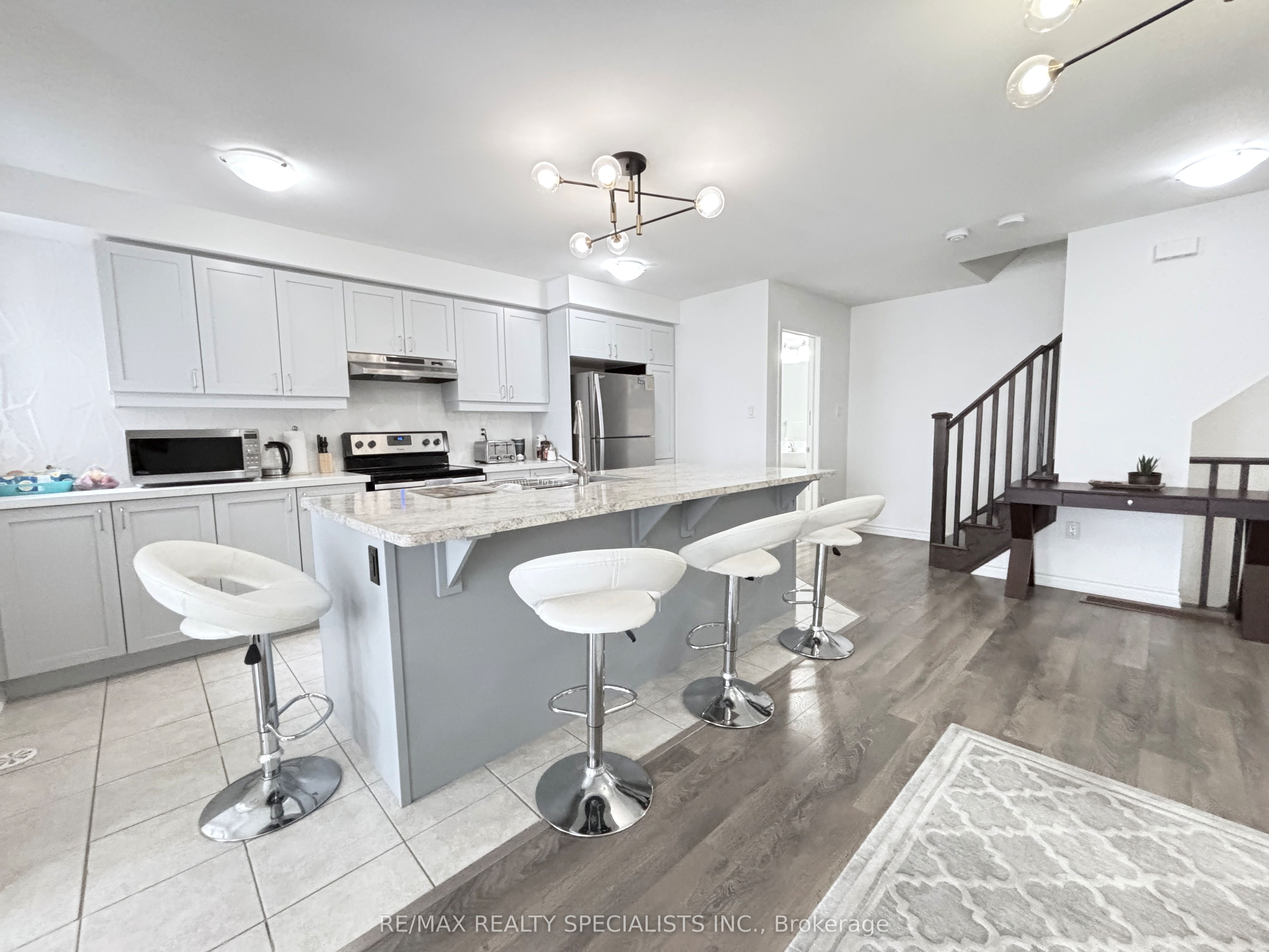 1578 Leblanc Court, Milton, ON L9E 0A3 photo 2