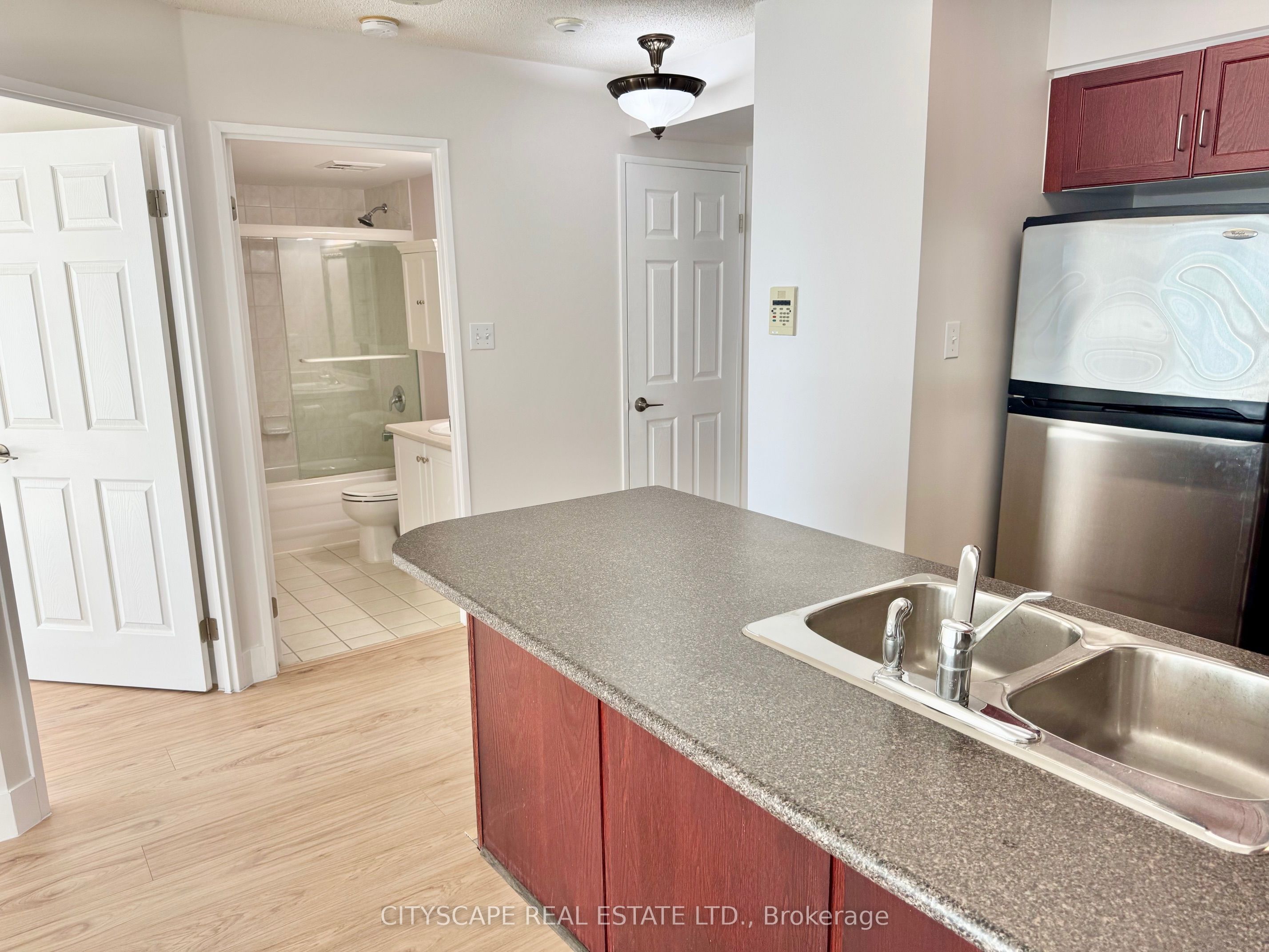 156 Enfield Place #1606, Mississauga, ON L5B 4L8 photo 5