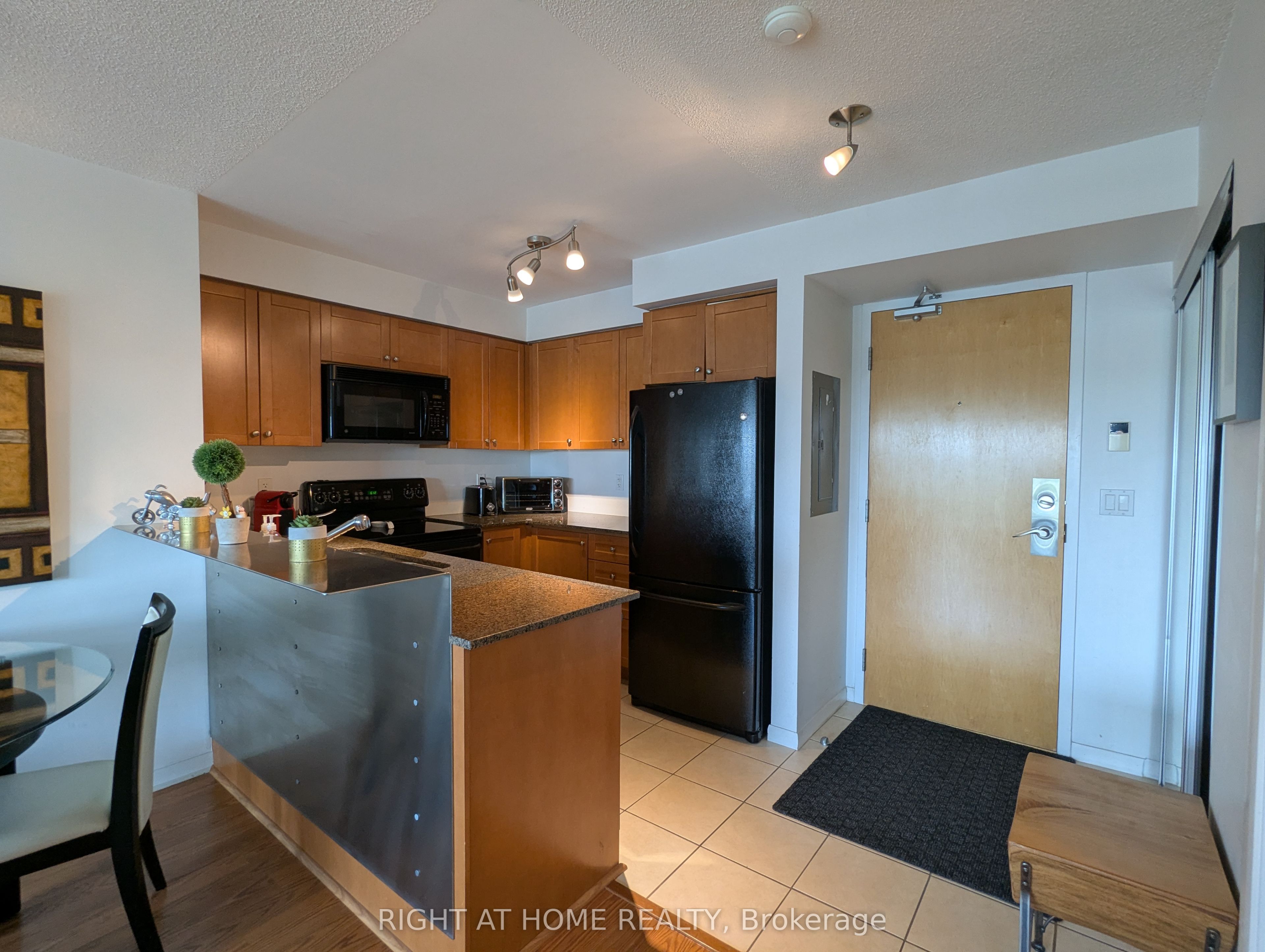 185 Legion Road N 904, Toronto, ON M8Y 0A1 photo 3