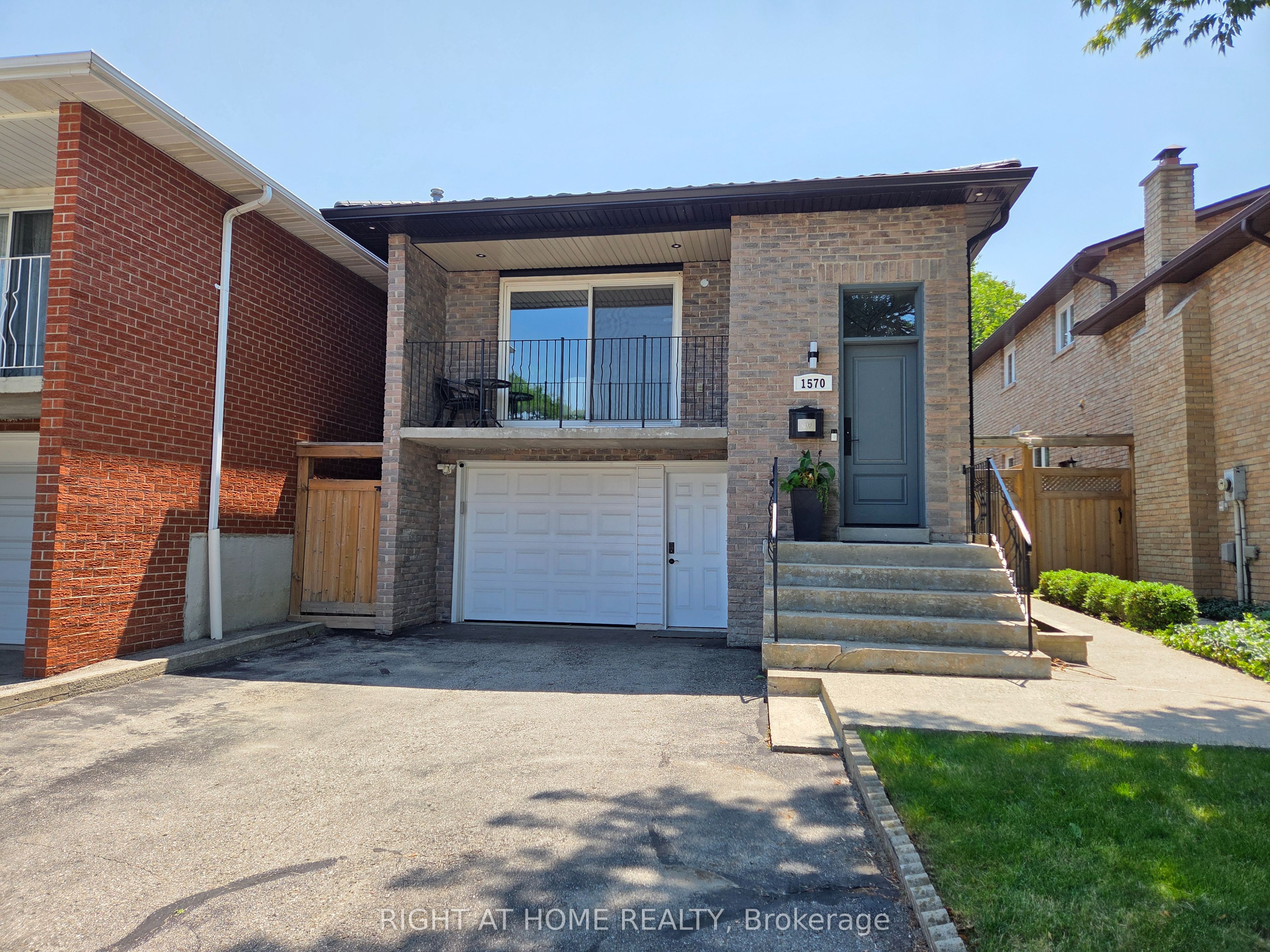 1570 Lewes Way Lower, Mississauga, ON L4W 3S5 photo 2