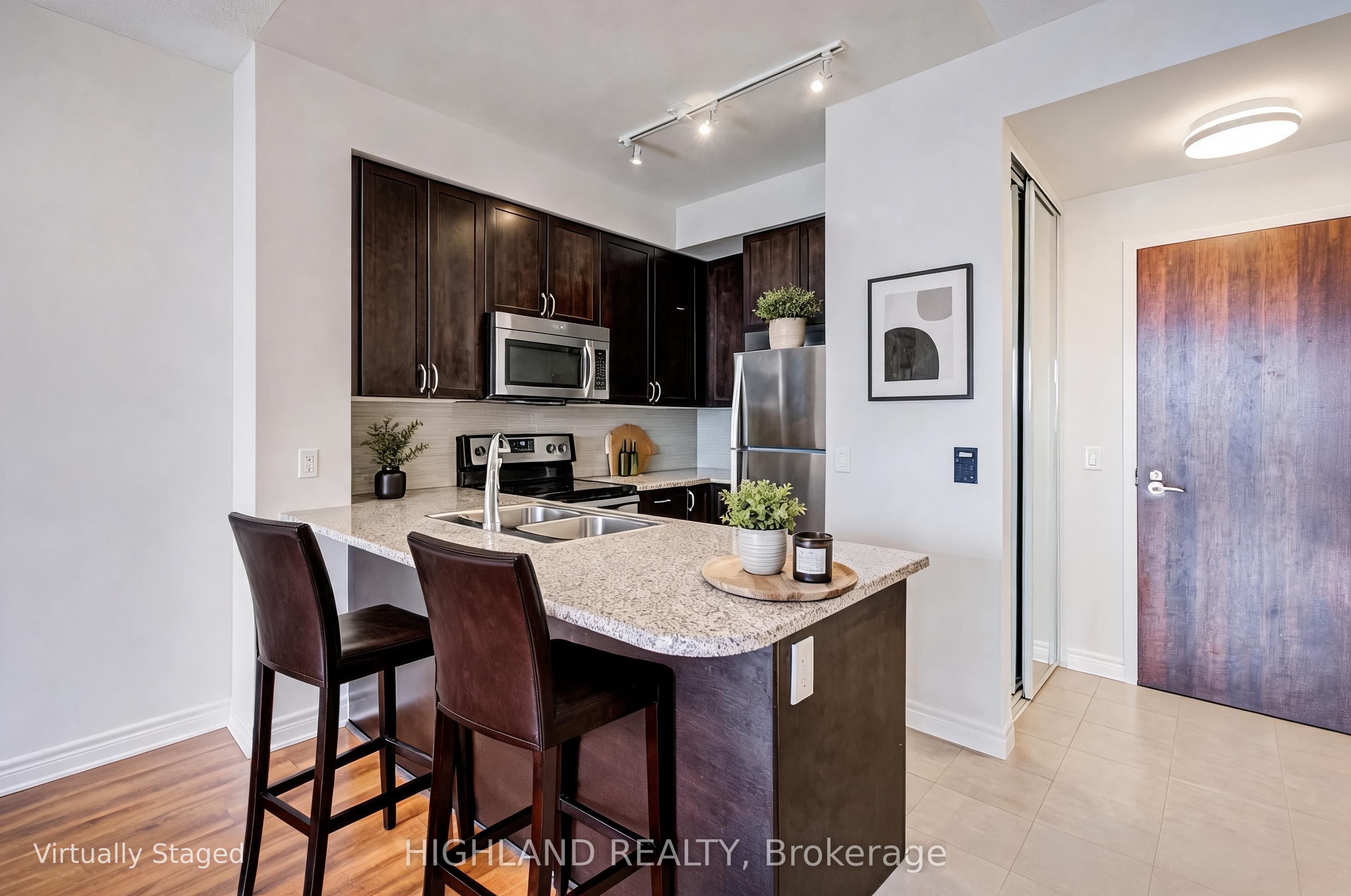 339 Rathburn Road W 608, Mississauga, ON L5B 0K6 photo 5