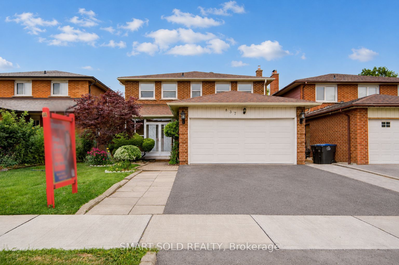 837 Queensbridge Drive, Mississauga, ON L5C 3K3 photo 2