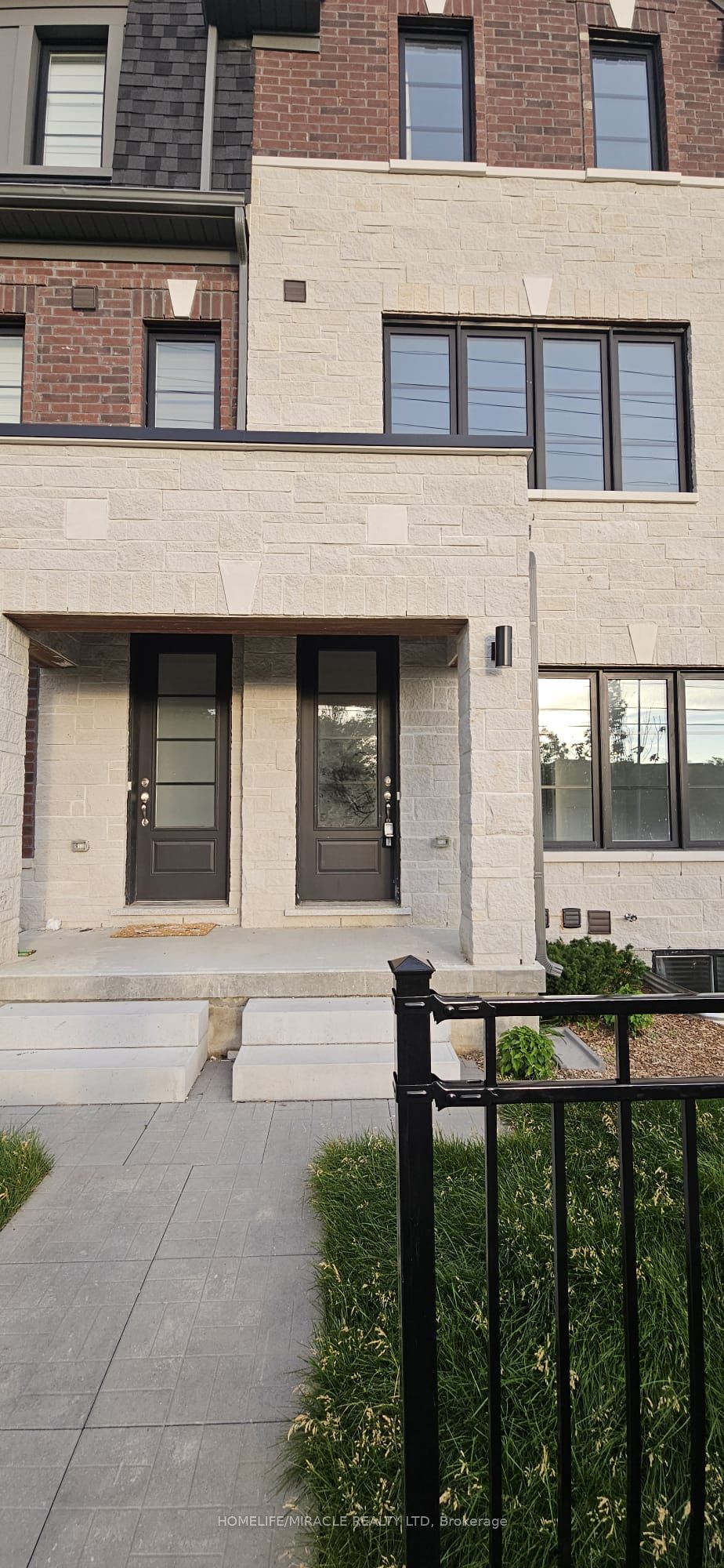 5911 Saigon Street, Mississauga, ON L5V 0E9