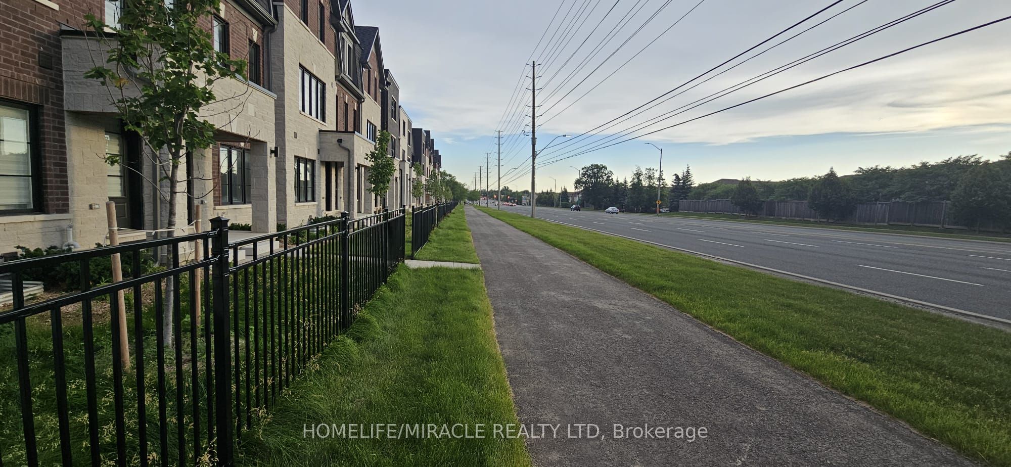 5911 Saigon Street, Mississauga, ON L5V 0E9 photo 2
