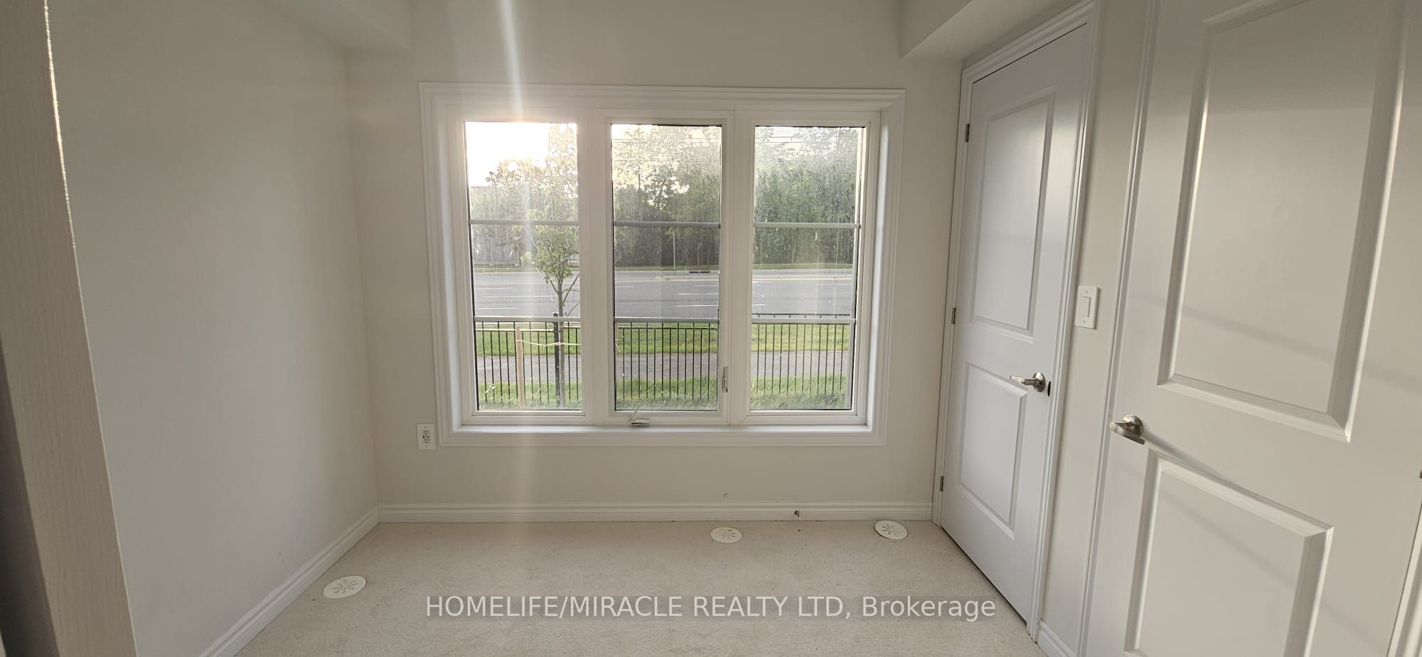 5911 Saigon Street, Mississauga, ON L5V 0E9 photo 3