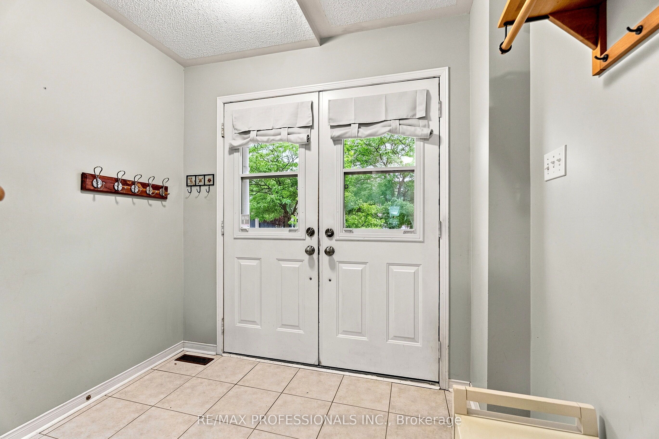 137 Dominion Gardens Drive, Halton Hills, ON L7G 6B6 photo 5